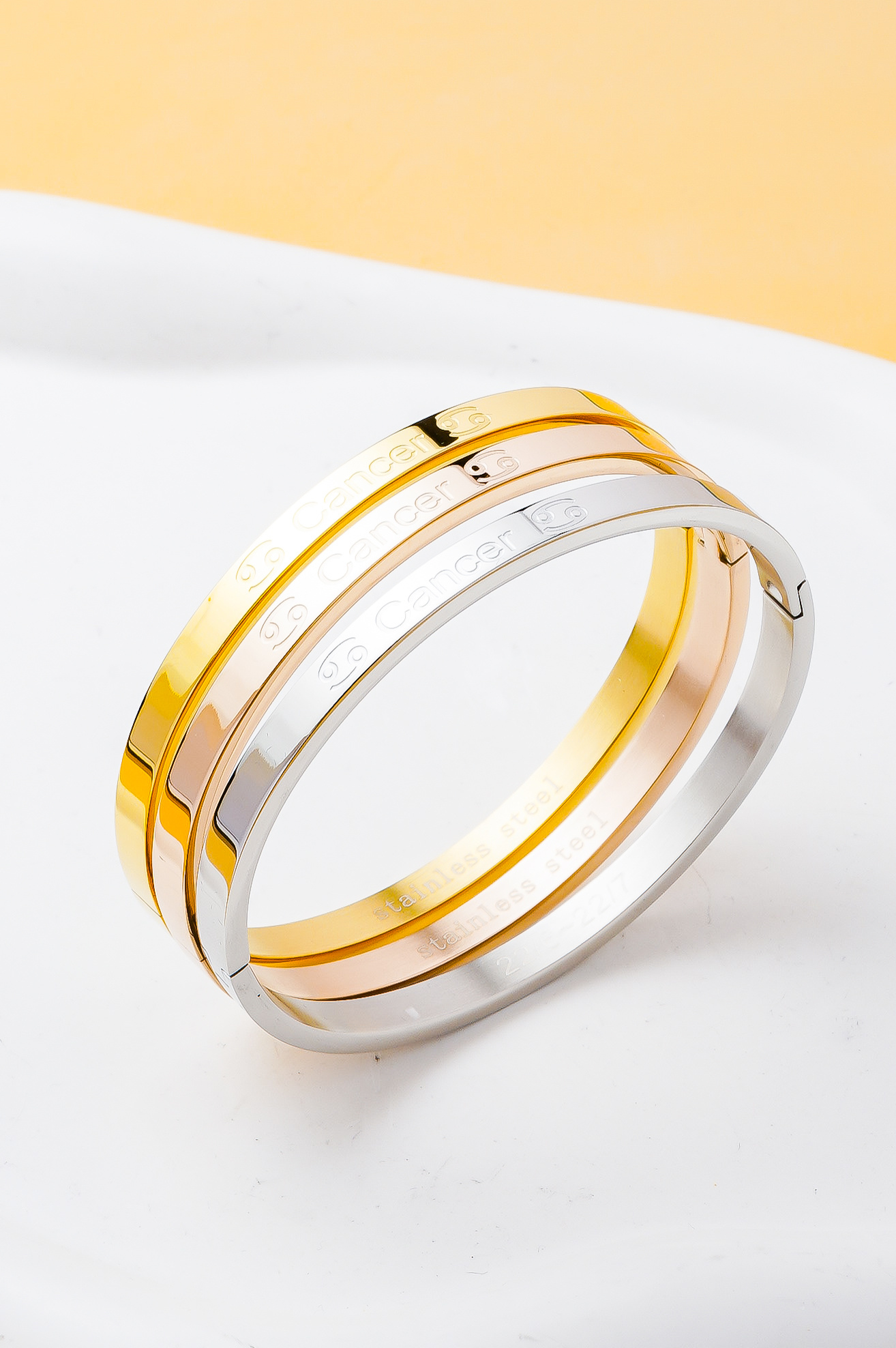 Grossiste Ceramik - Bracelet Femme Astrologie Cancer – Acier Inoxydable – Taille 5x6 cm – Forme Ovale – Couleur au Choix