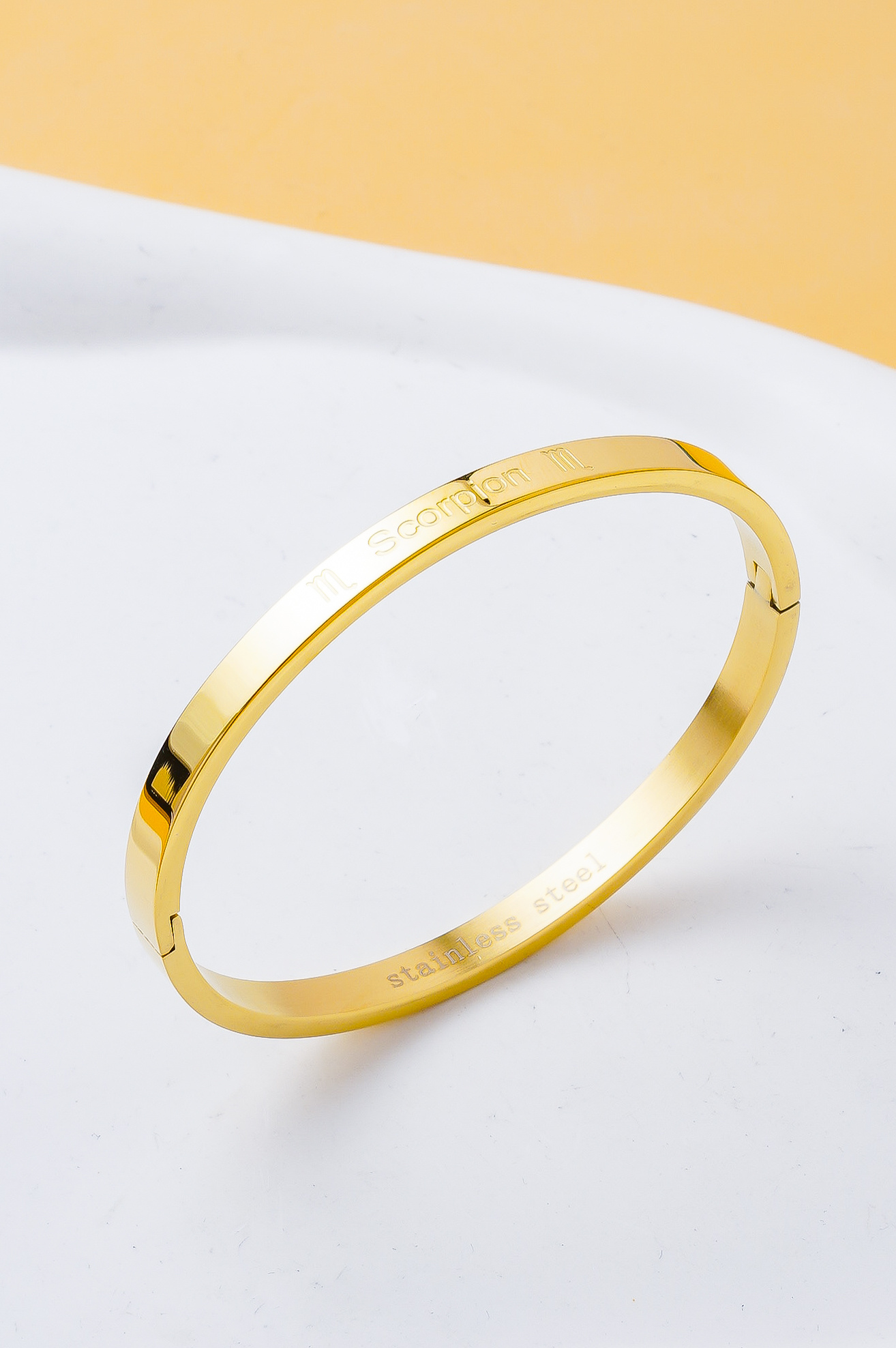 Grossiste Ceramik - Bracelet Femme Astrologie Scorpion – Acier Inoxydable – Taille 5x6 cm – Forme Ovale – Couleur au Choix