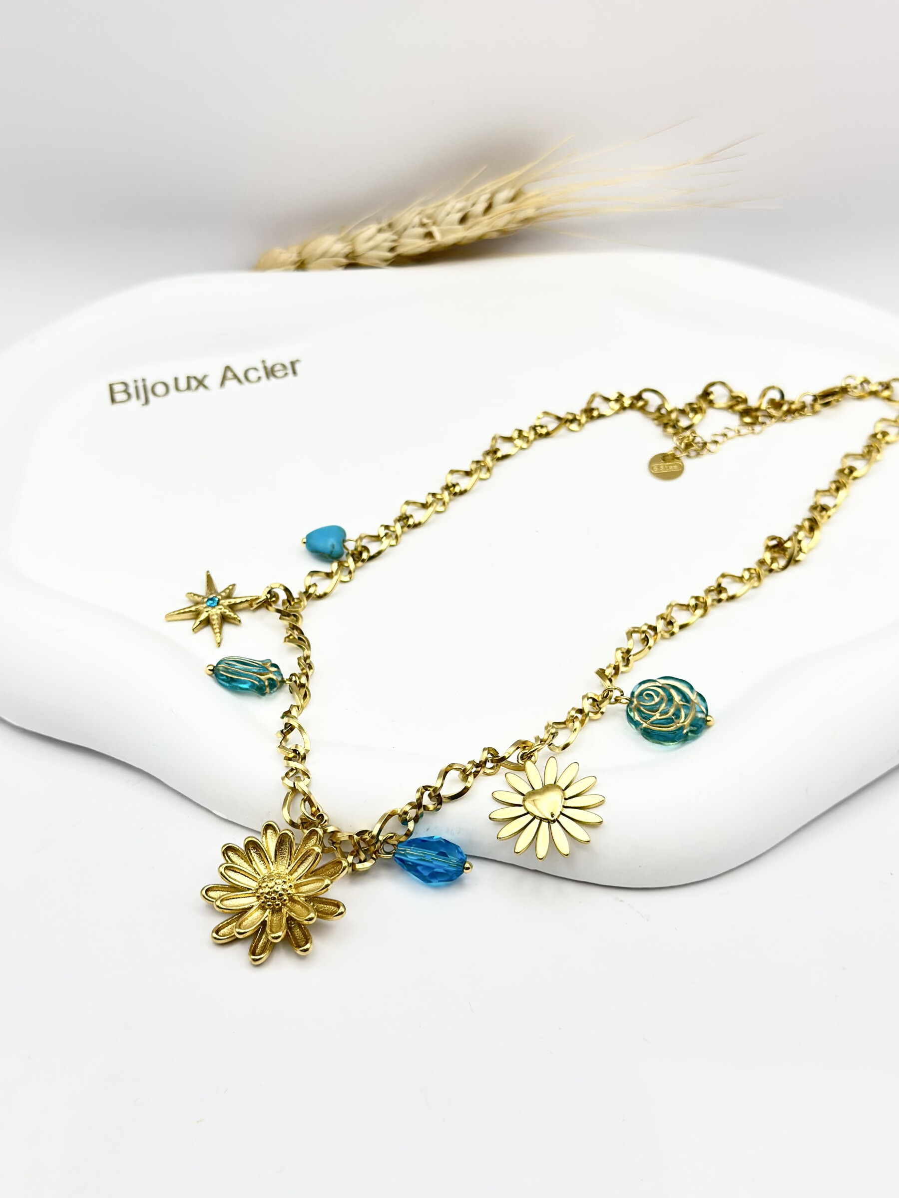 Grossiste Ceramik - Collier “Fleur Sauvage” – Acier Inoxydable Doré & Charms Floraux Bleutés