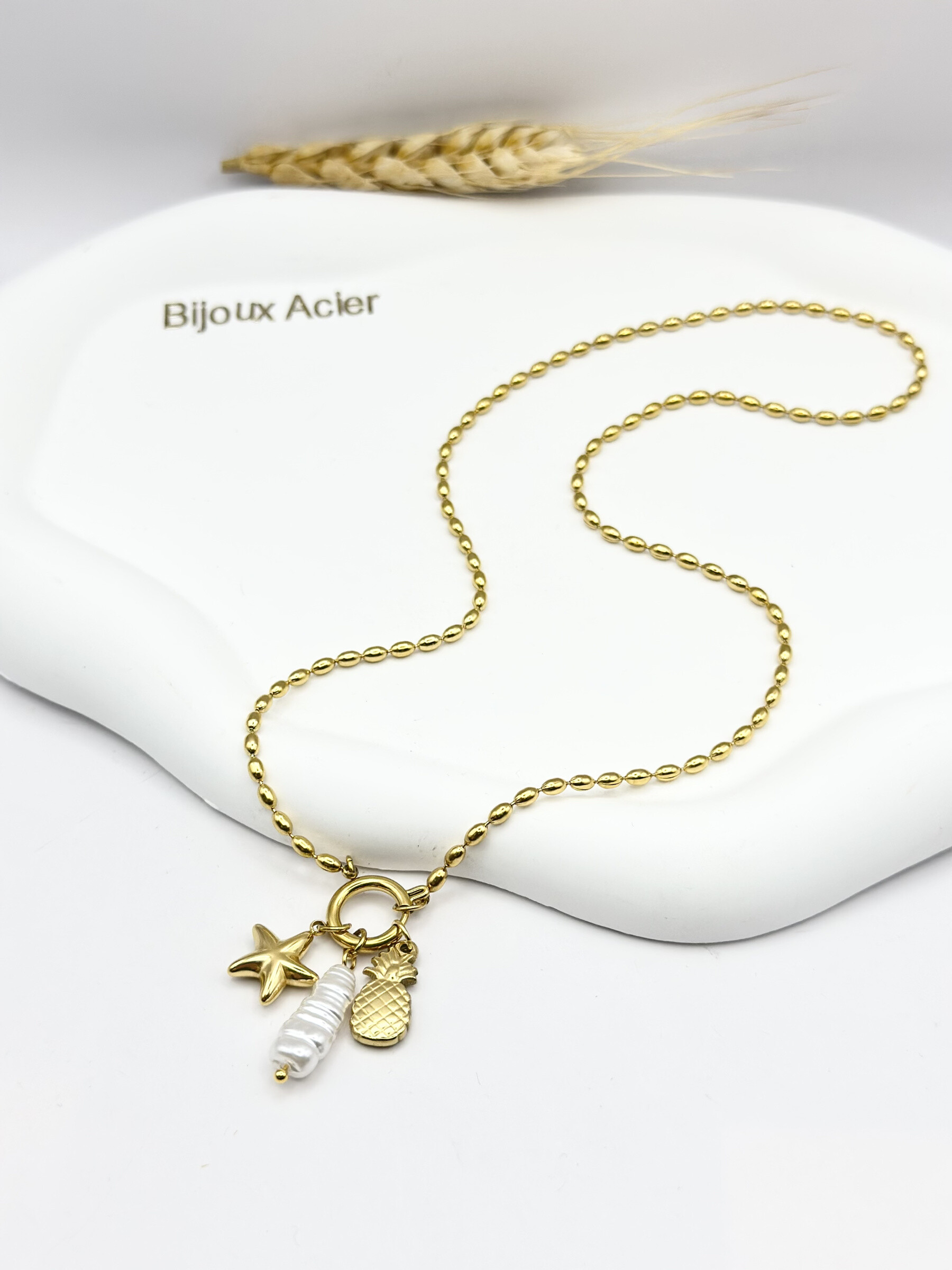 Grossiste Ceramik - Collier “Évasion Tropicale” – Acier Inoxydable & Charms Ananas, Étoile & Perle