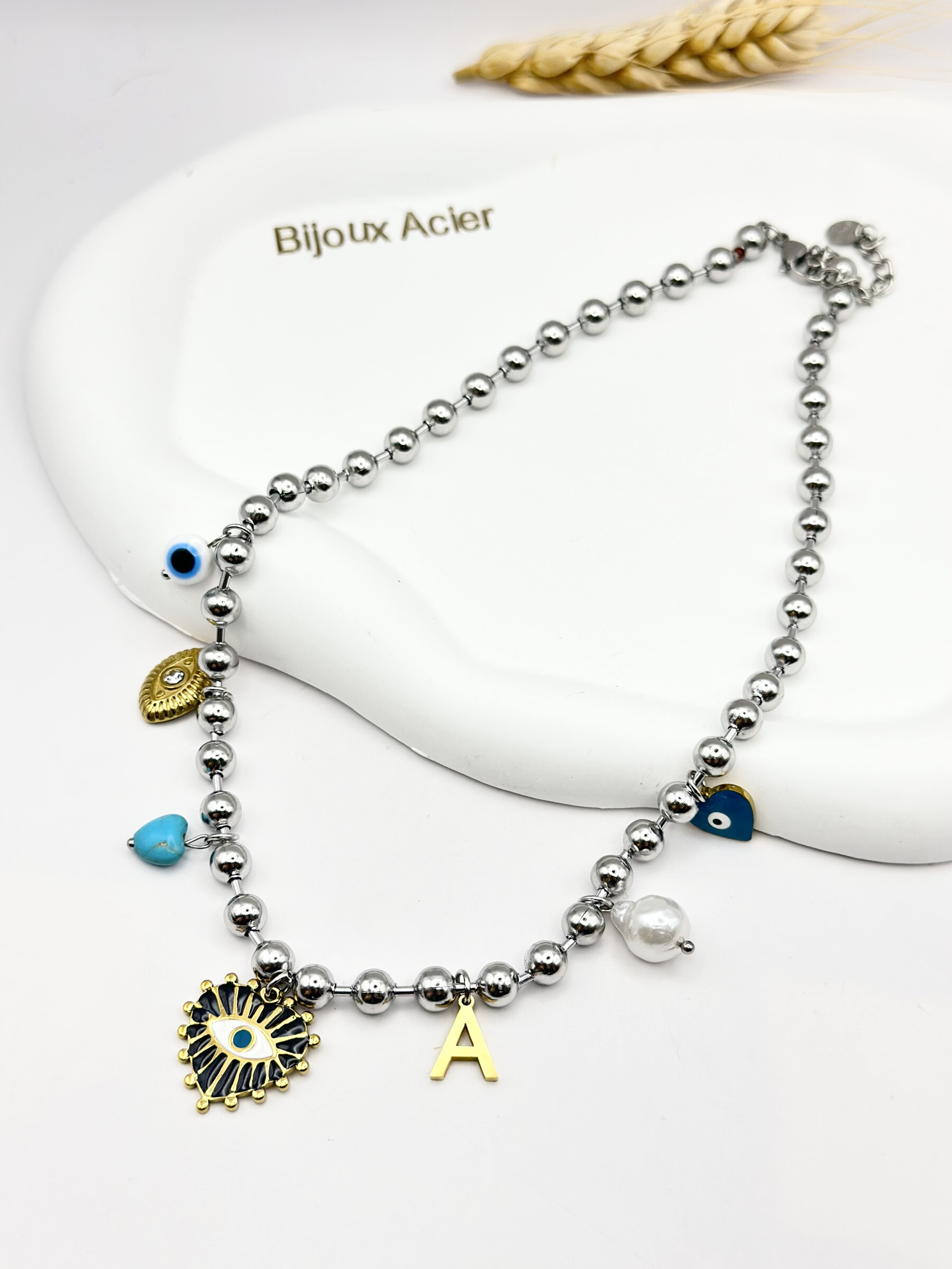 Grossiste Ceramik - Collier “Mystic Eye” – Charms Œil Bleu & Lettre – Acier Inoxydable