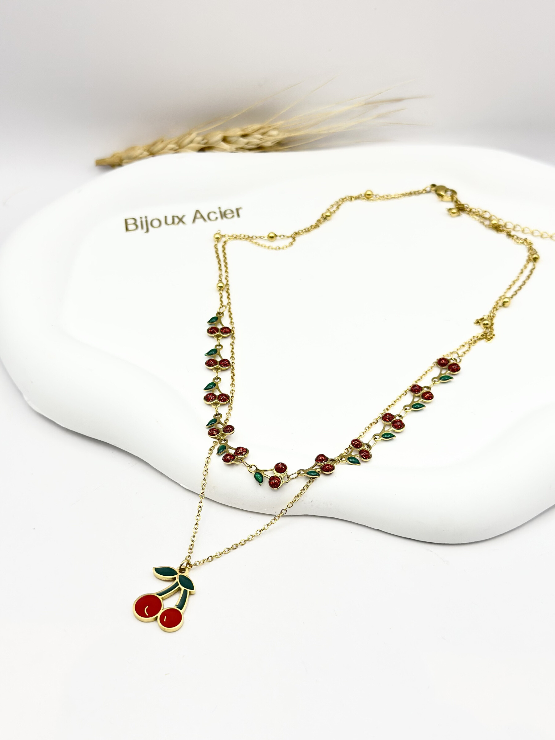 Grossiste Ceramik - Collier “Cerise en Fête” – Double Rang Doré en Acier Inoxydable