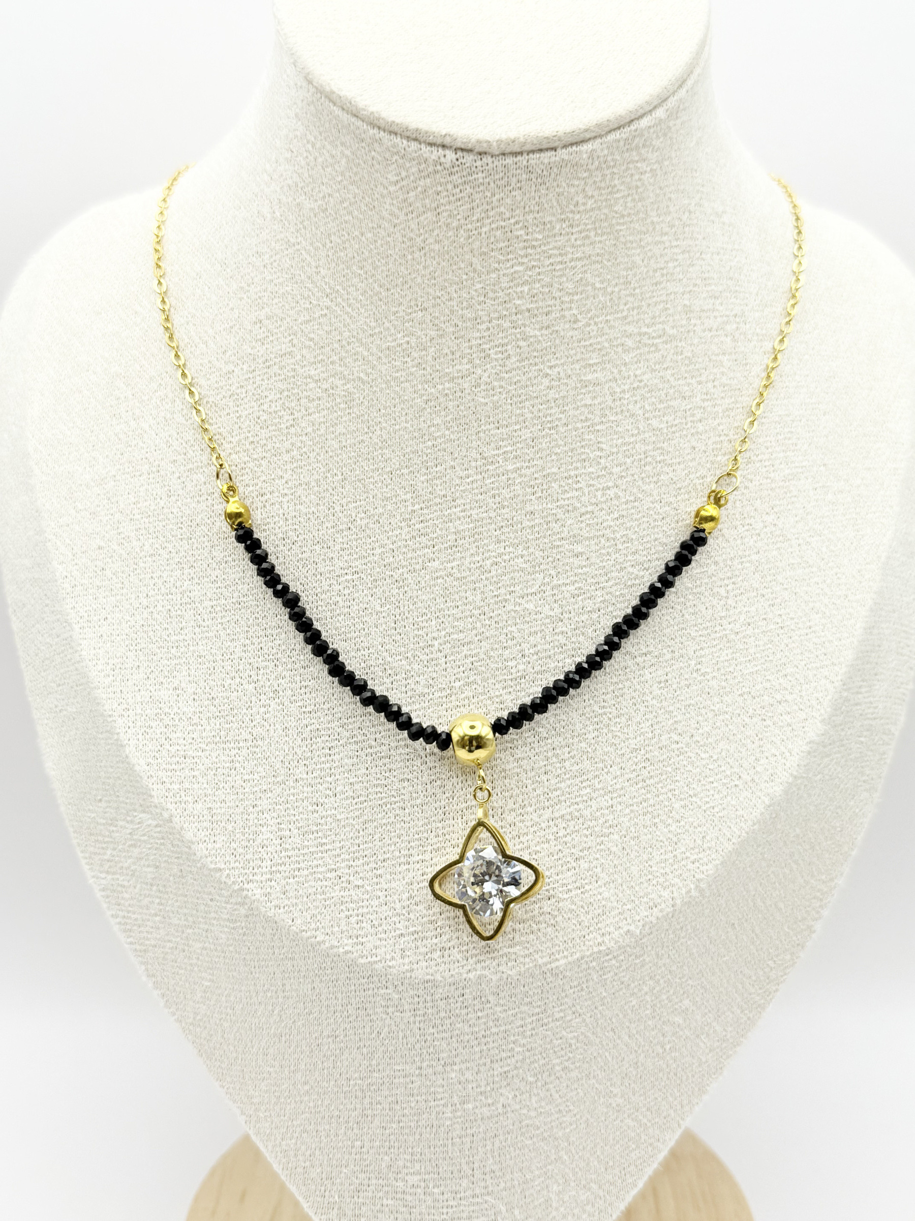 Mayorista Ceramik - Collar de estrella de flor de cristal - Perlas negras y acero inoxidable dorado o plateado