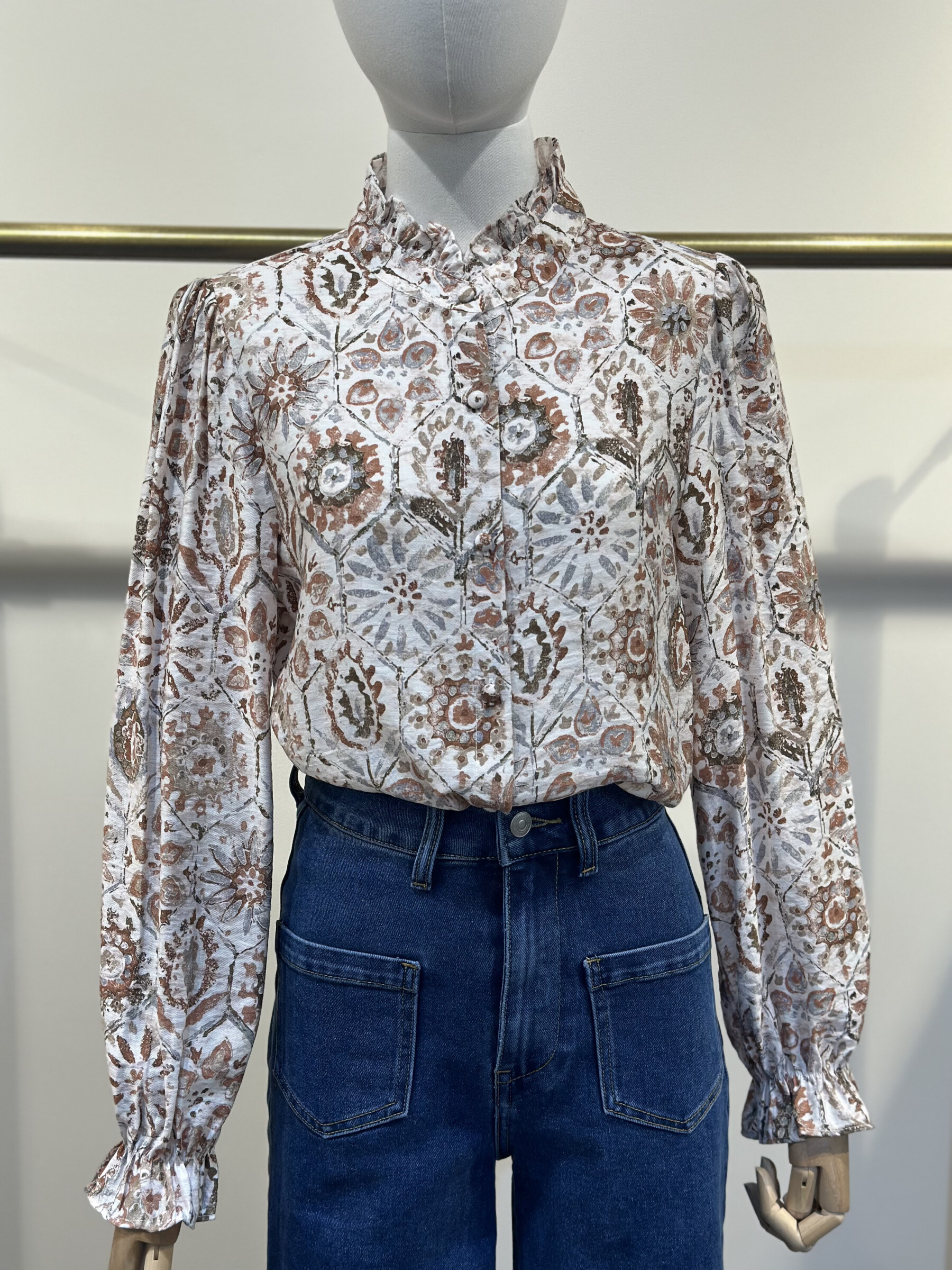 Blouse élégante femme en viscose et polyamide, idéale pour l'automne 2025, fabriquée en Chine. Confort et style assurés.