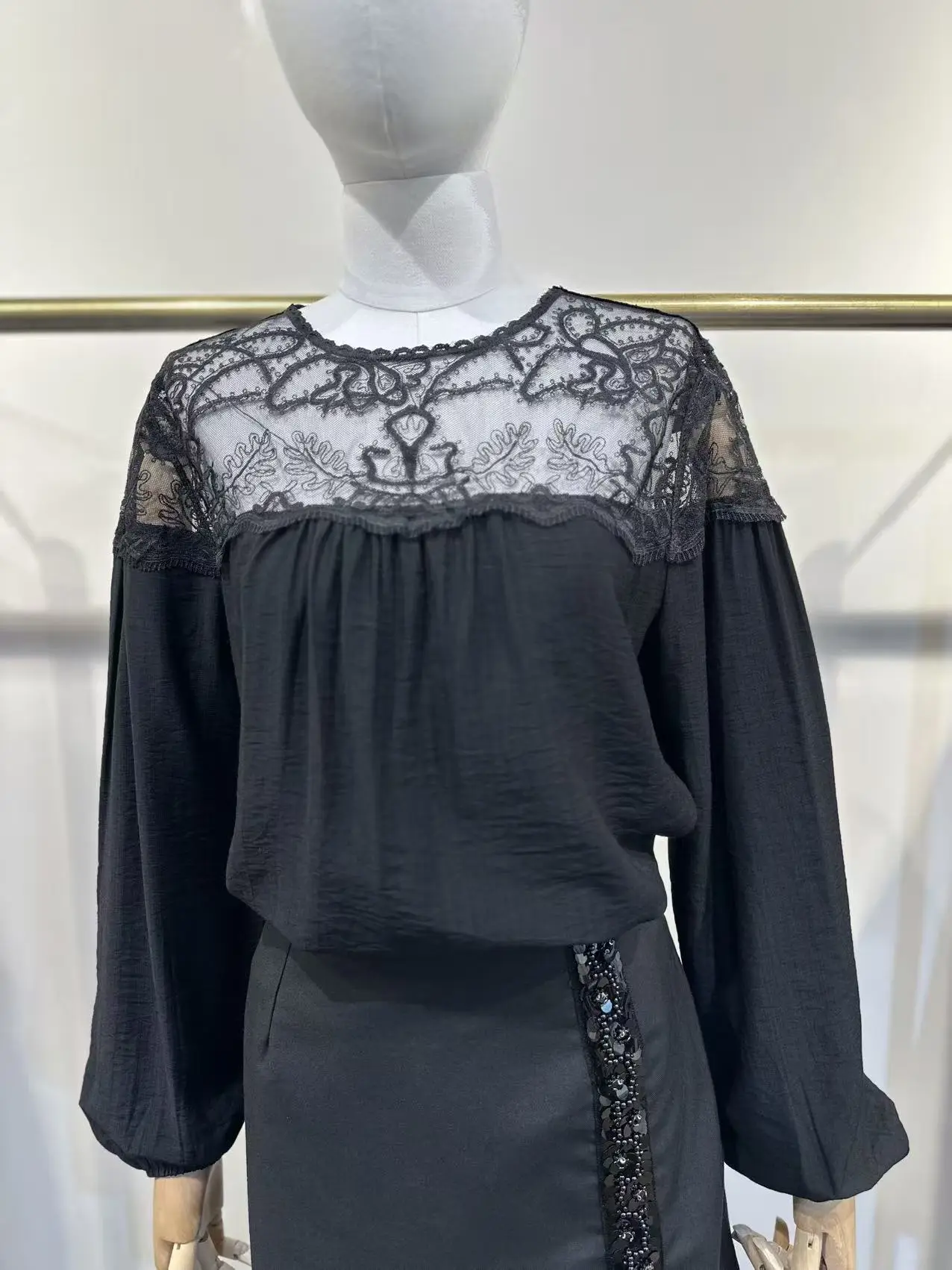 Blouse élégante femme en viscose et polyamide, parfaite pour l'automne/hiver. Confectionnée en Chine.