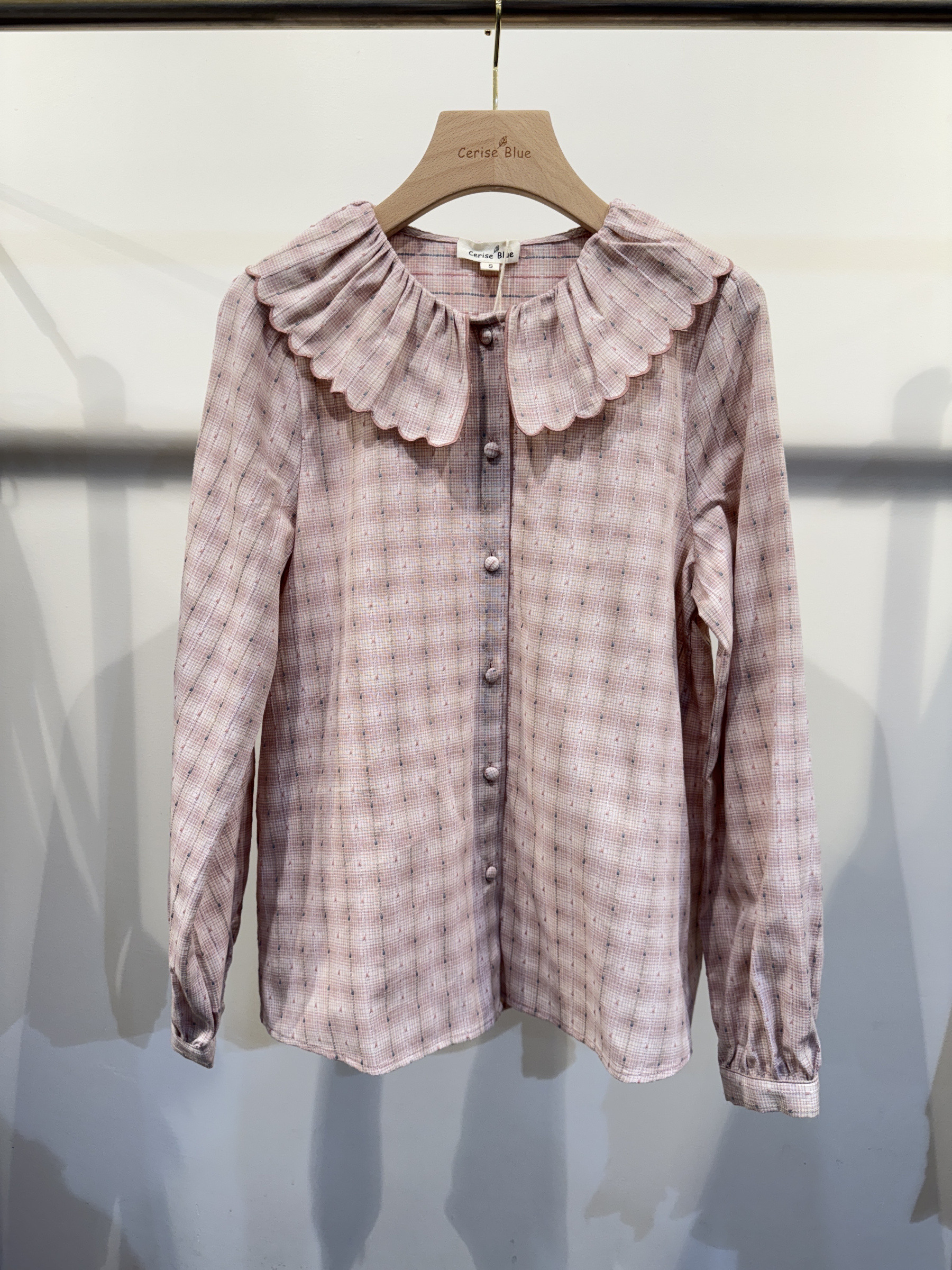 Blouse col claudine à festons en coton 100%, idéale pour le printemps/été. Fabriquée en Chine pour une touche légère et féminine.