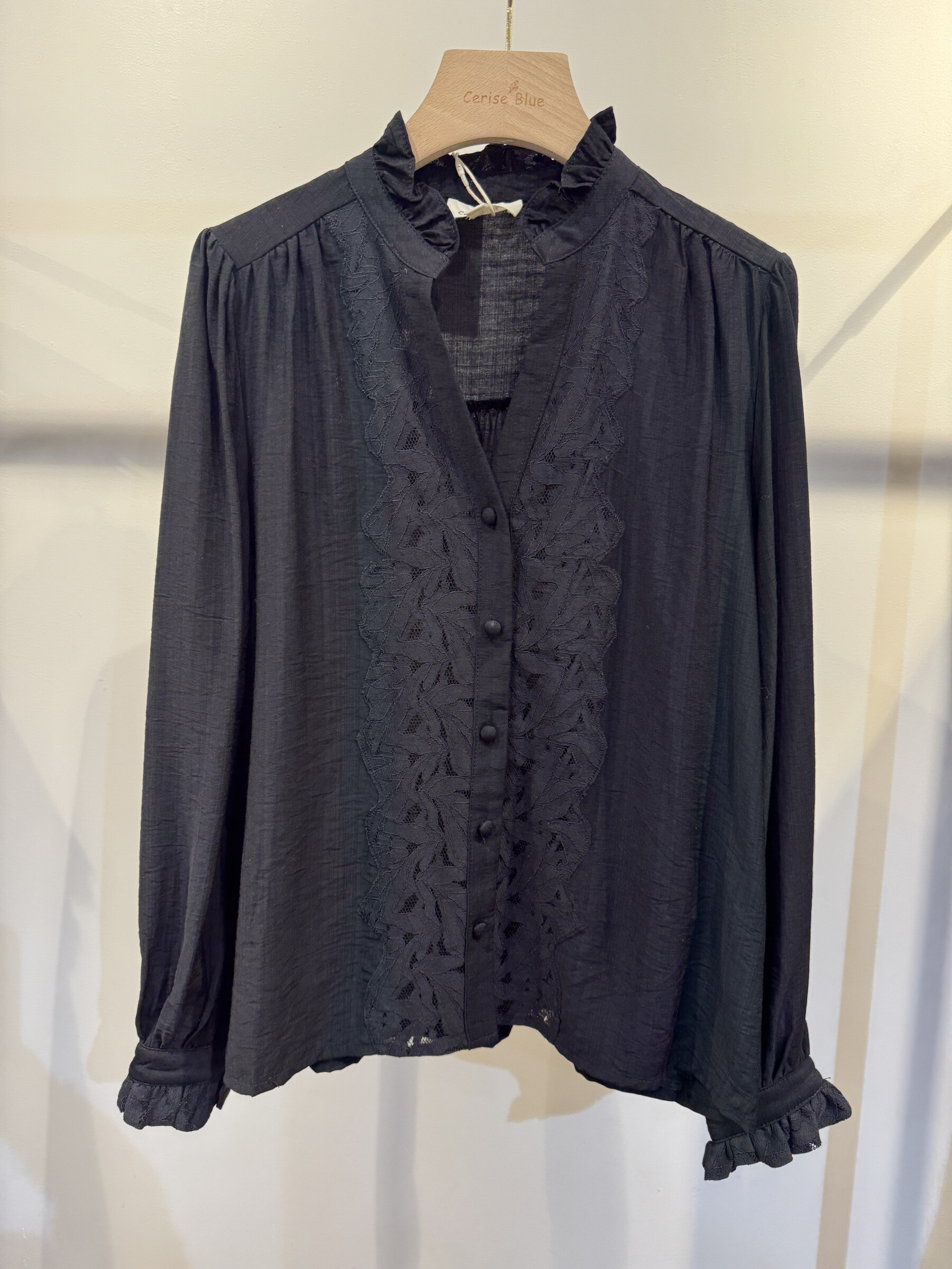 Blouse noire élégante, dentelle raffinée, viscose et polyamide, idéale pour automne/hiver, fabriquée en Chine.