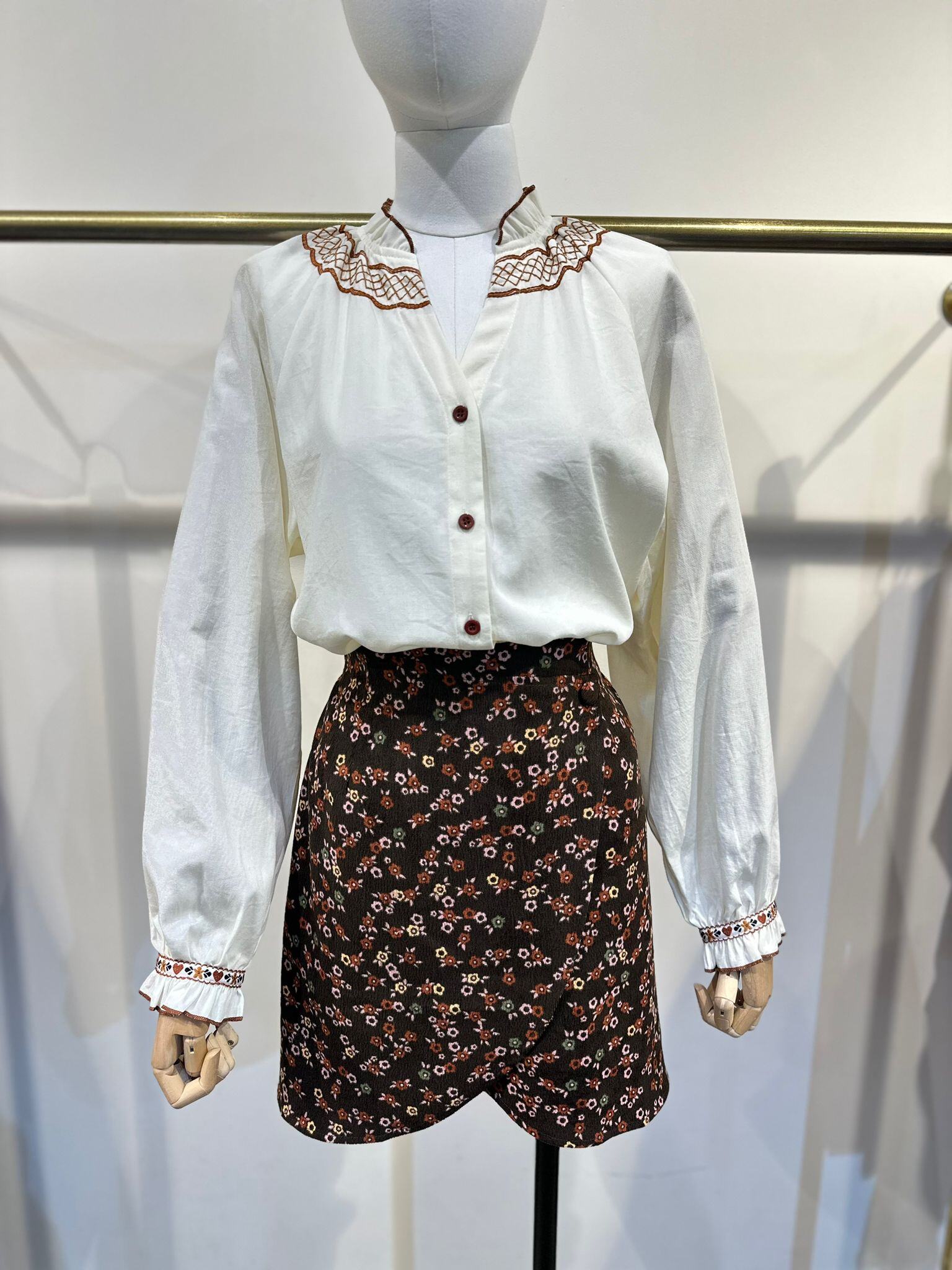 Blouse élégante automne-hiver, mélange coton-viscose, douceur et confort, fabriquée en Chine.