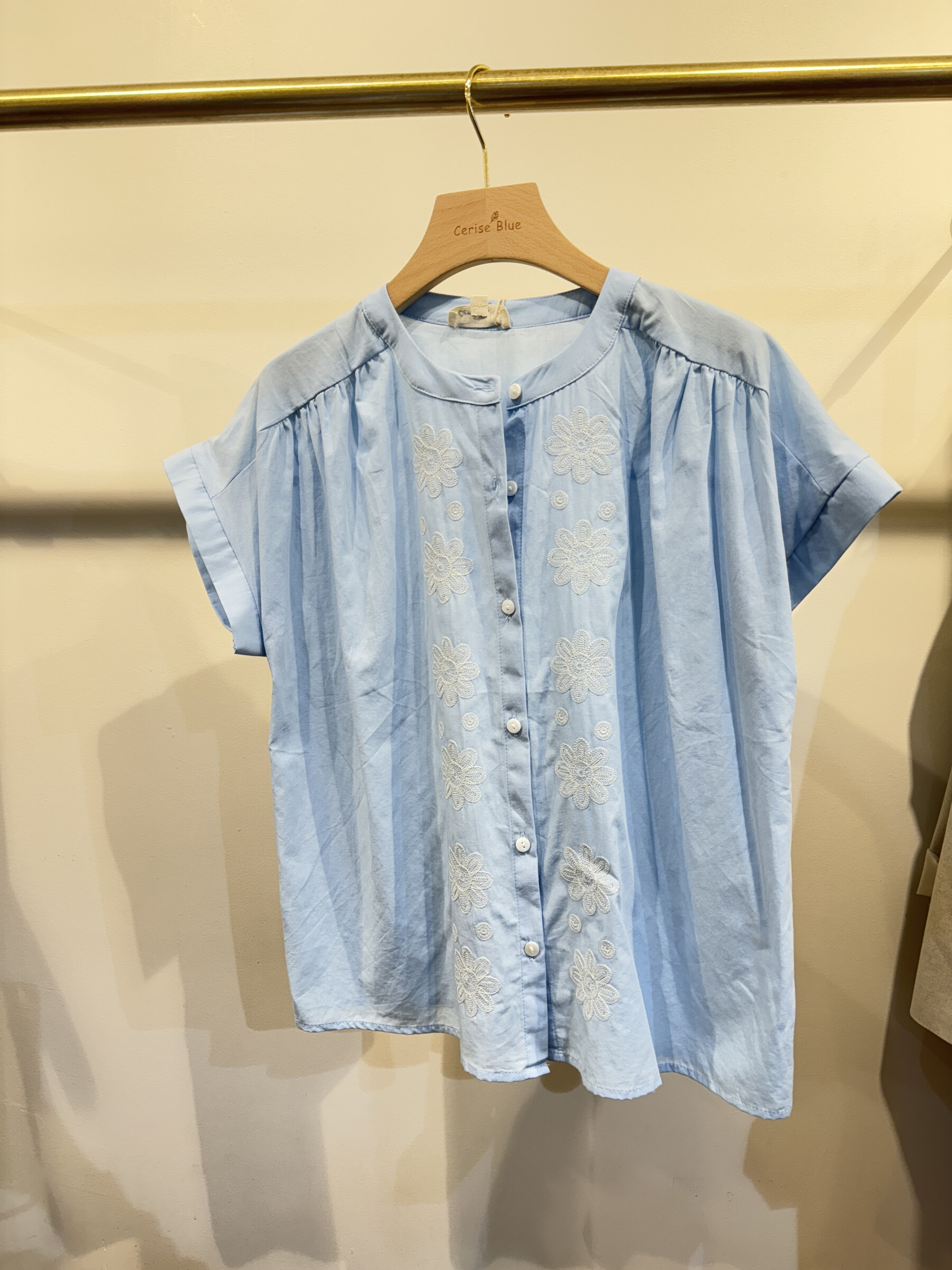 Wholesaler Cerise Blue - Blouse embroidered in front