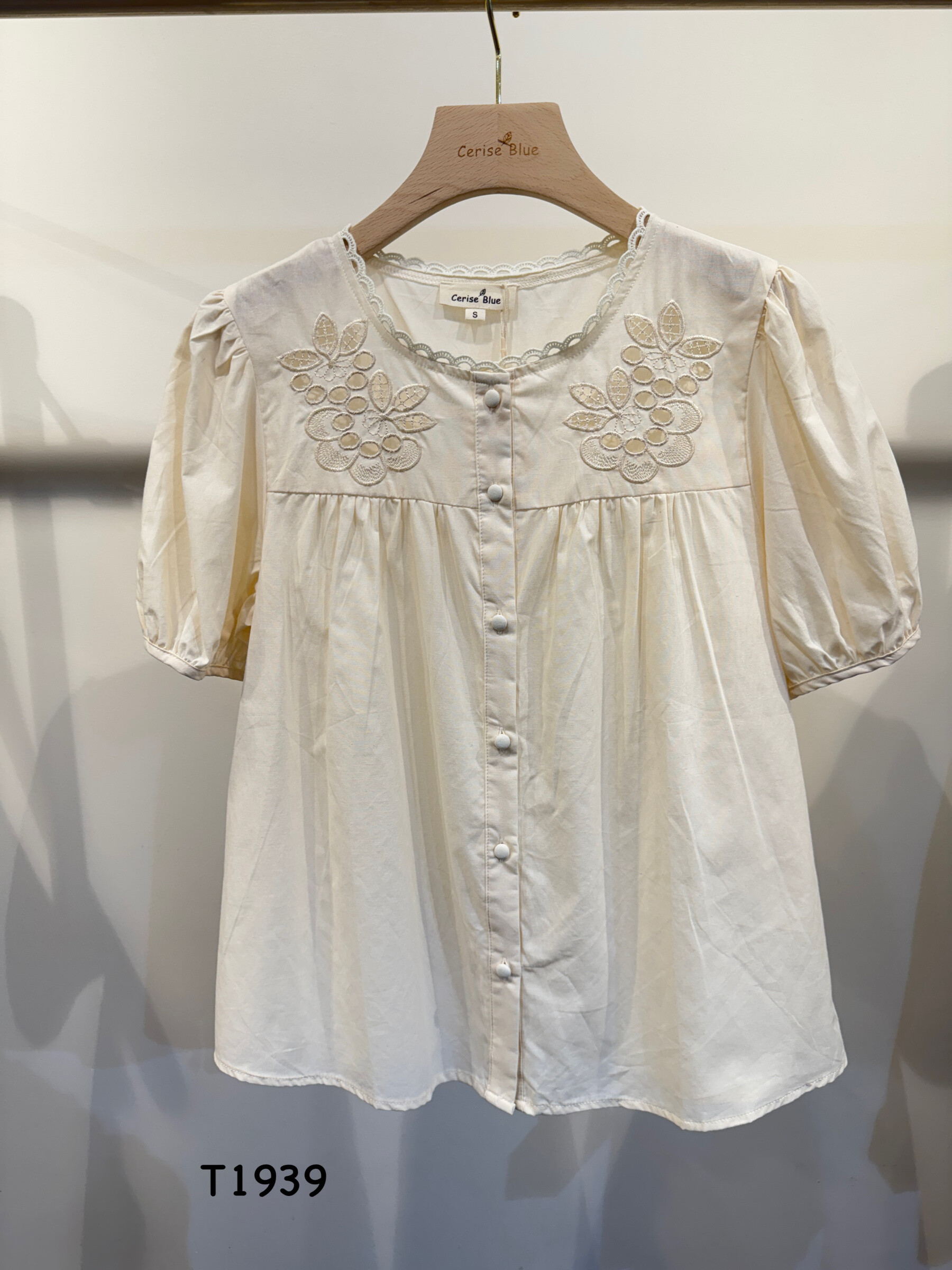 Wholesaler Cerise Blue - Embroidered blouse