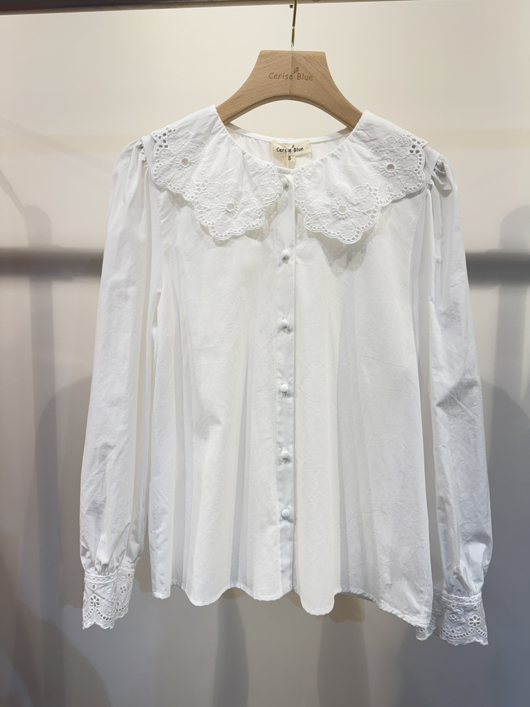 Wholesaler Cerise Blue - Lace collar blouse