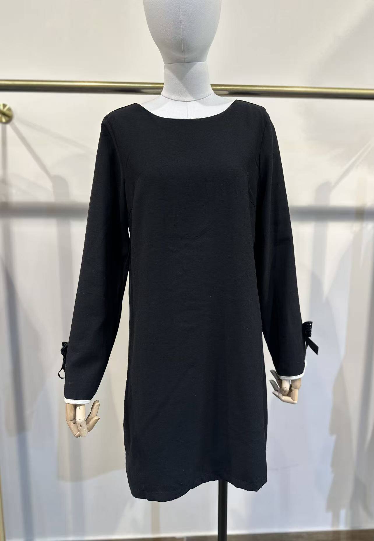 Robe élégante femme en viscose et lin, doublure coton, parfaite pour l'automne/hiver. Confectionnée en Chine pour la saison 2025/2026.