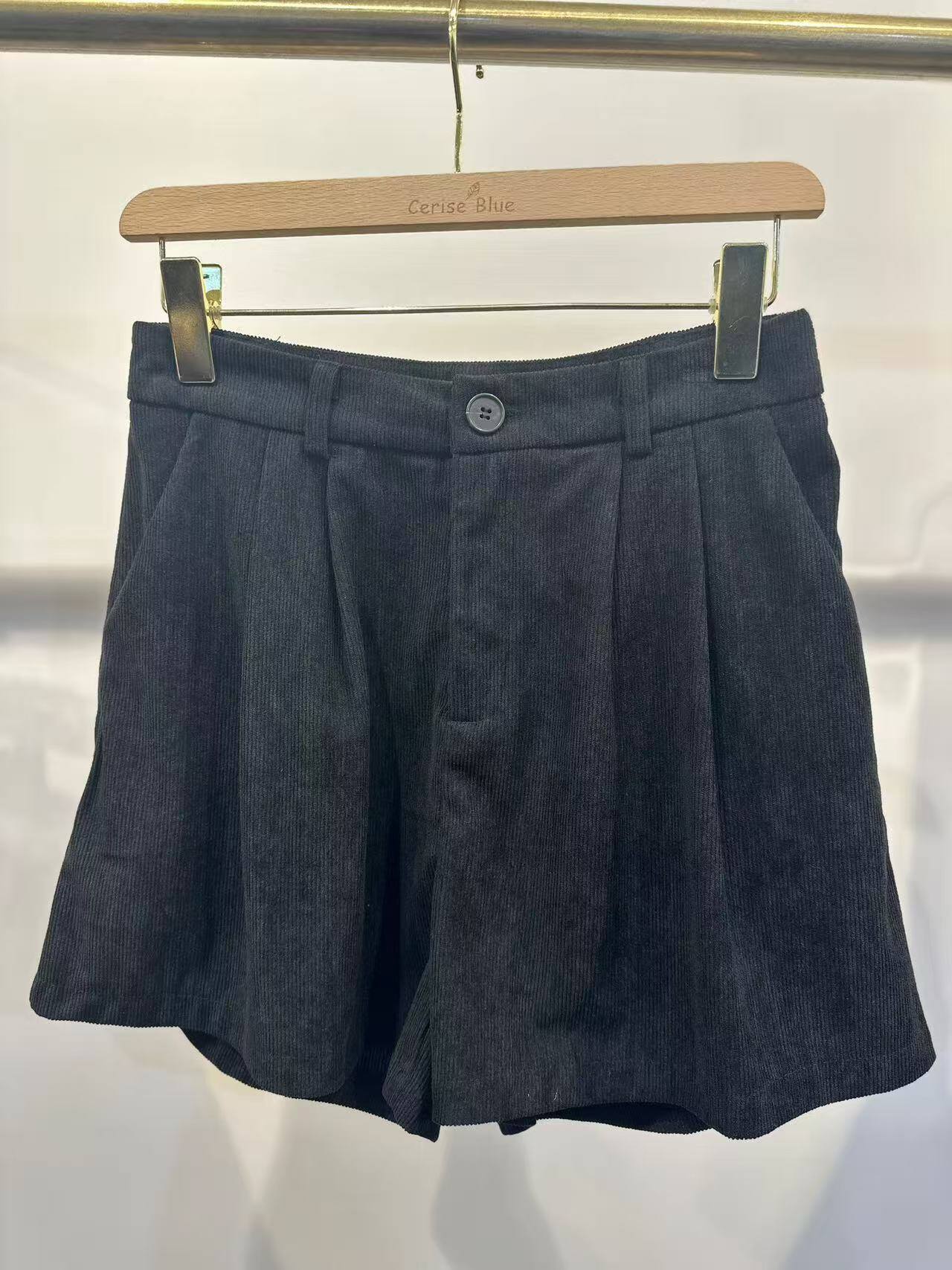 Short en velours doux, 100% polyester avec doublure en coton, idéal pour l'automne/hiver. Confectionné en Chine pour elle.