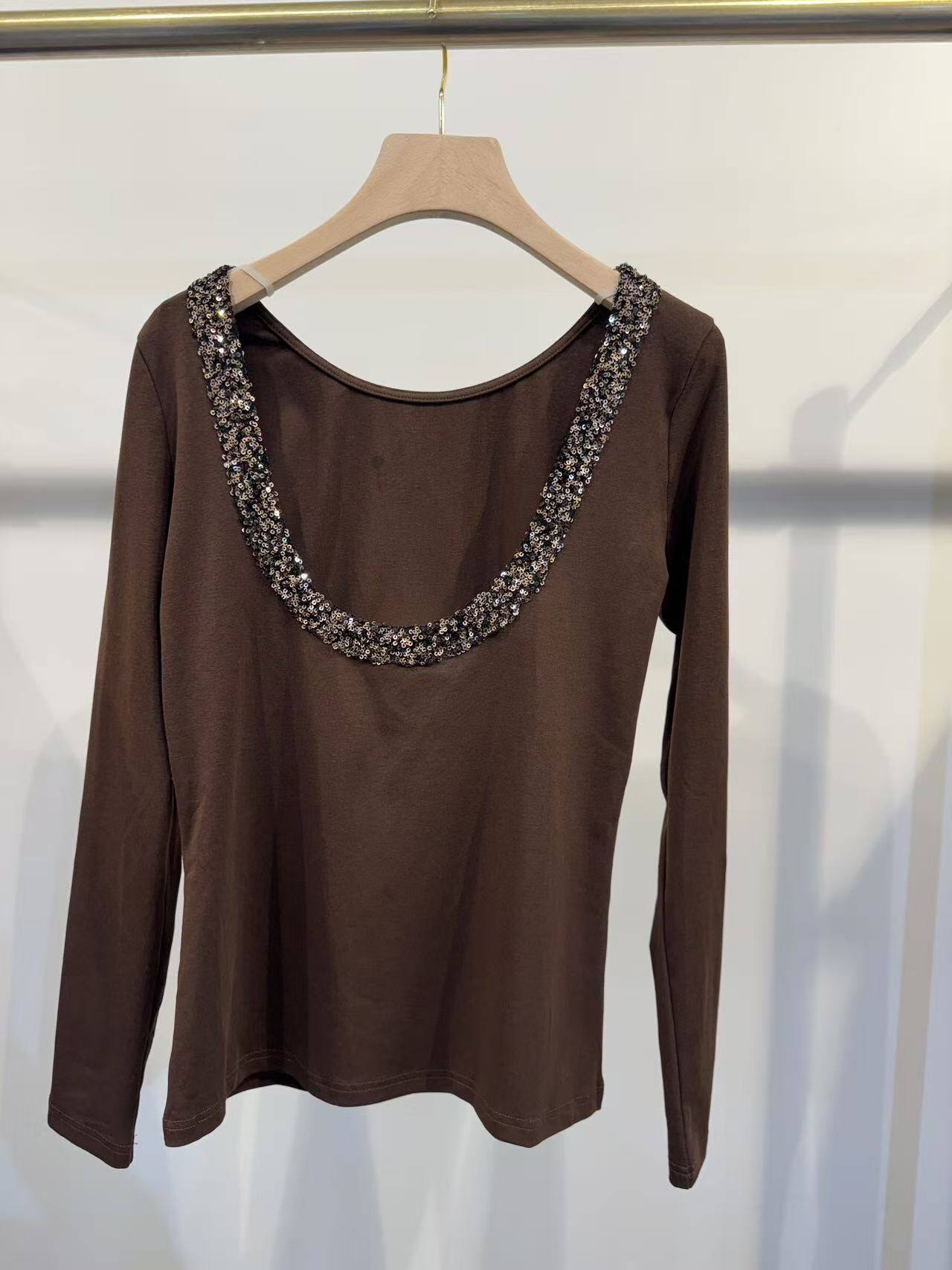 Top manches longues en coton doux (92%) avec touche de stretch (8%), dos orné de sequins, idéal pour briller en automne/hiver. Fabriqué en Chine.