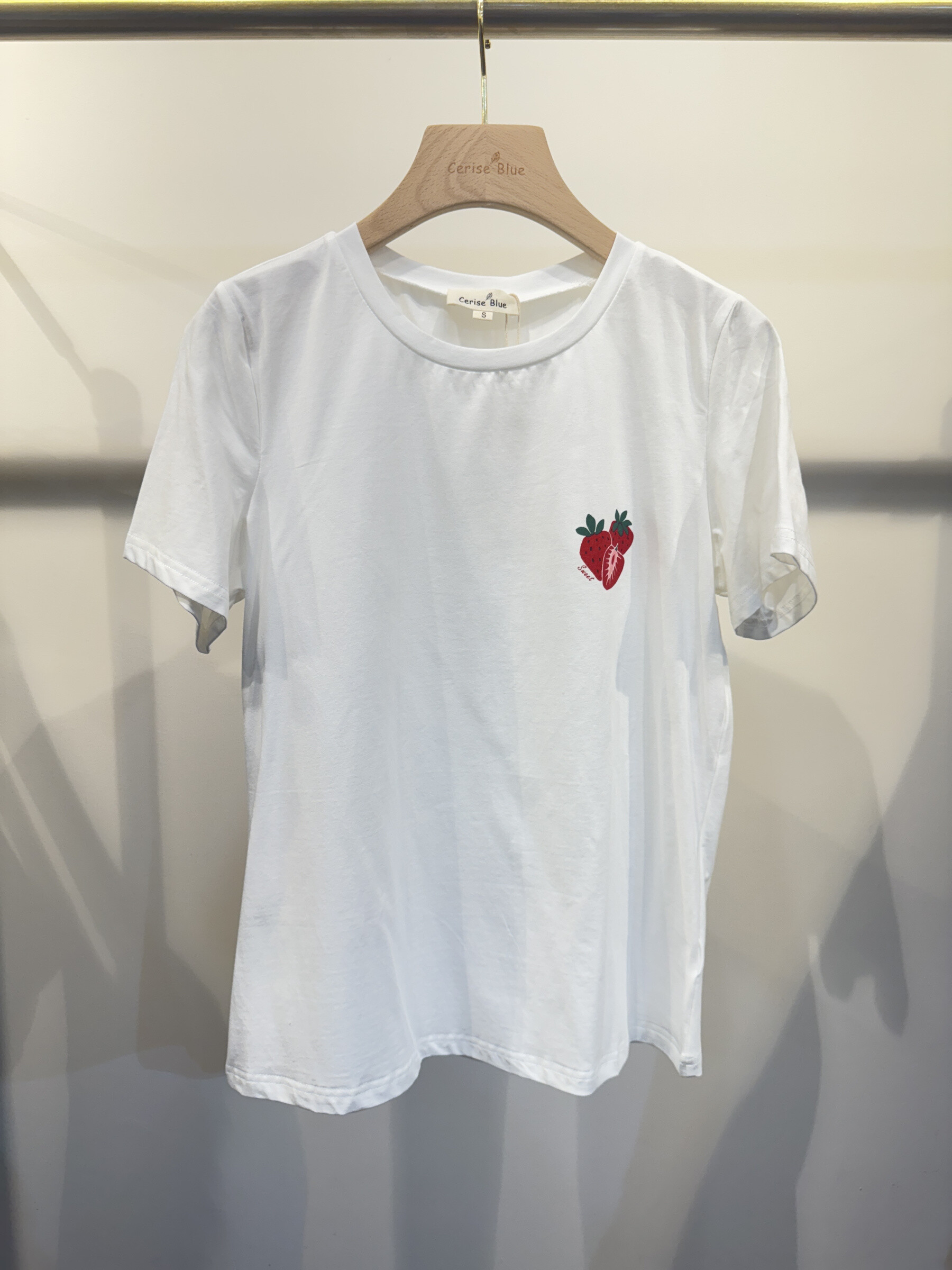 Wholesaler Cerise Blue - STRAWBERRY PRINT T-SHIRT