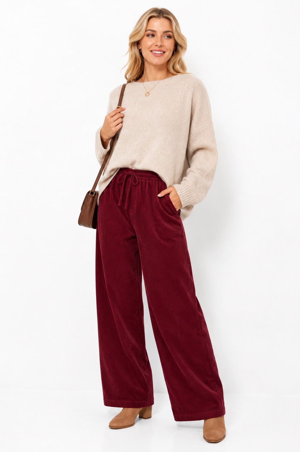 Grossiste Chana Mod - Pantalon en velours cotele longueur 105cm tour de hanches 66cm avec une ceinture ajustable taille 36/46