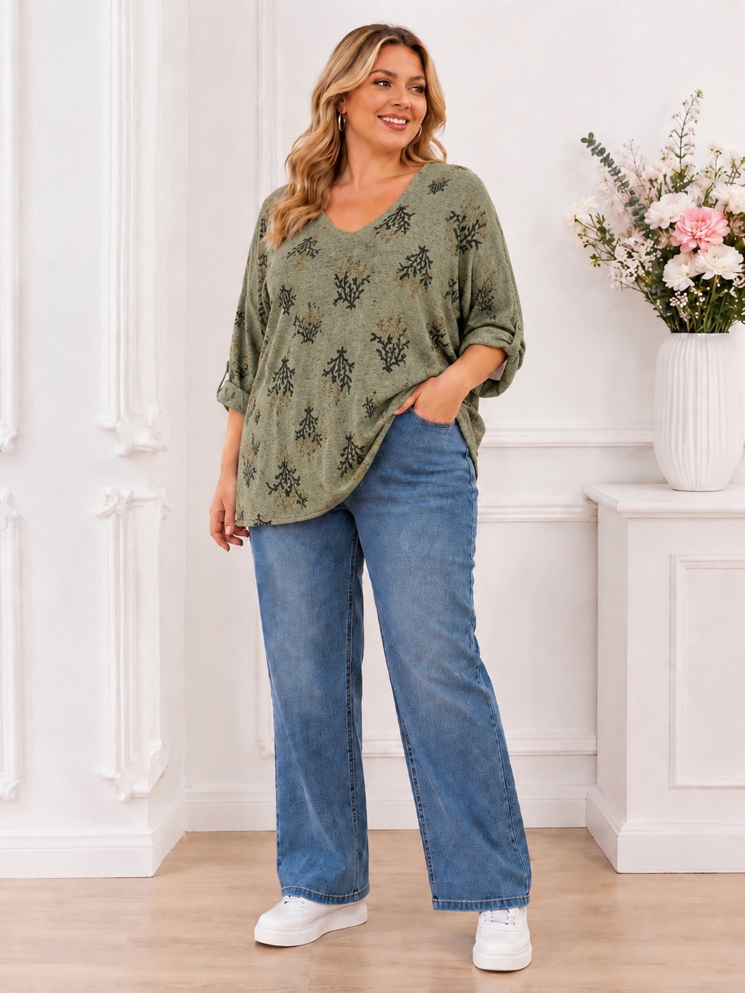 Grossiste Chana Mod - PULL EN MAILLE FEMME A COL V AVEC IMPRIME VEGETAL de delicats motifs de branches et de feuillage parsement le pull rehausses de subtils details dores po