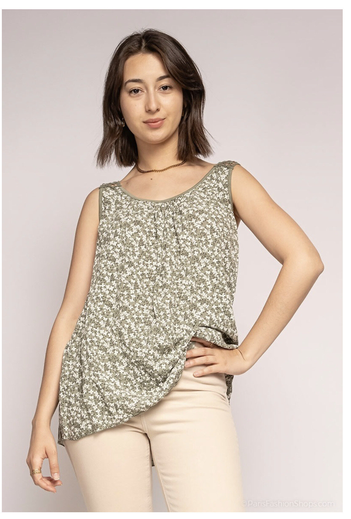 Grossiste Chana Mod - Haut imprimé avec un motif floral découpé dans le dos ; longueur devant 58 cm, longueur dos 64 cm, tour de poitrine 60 cm.