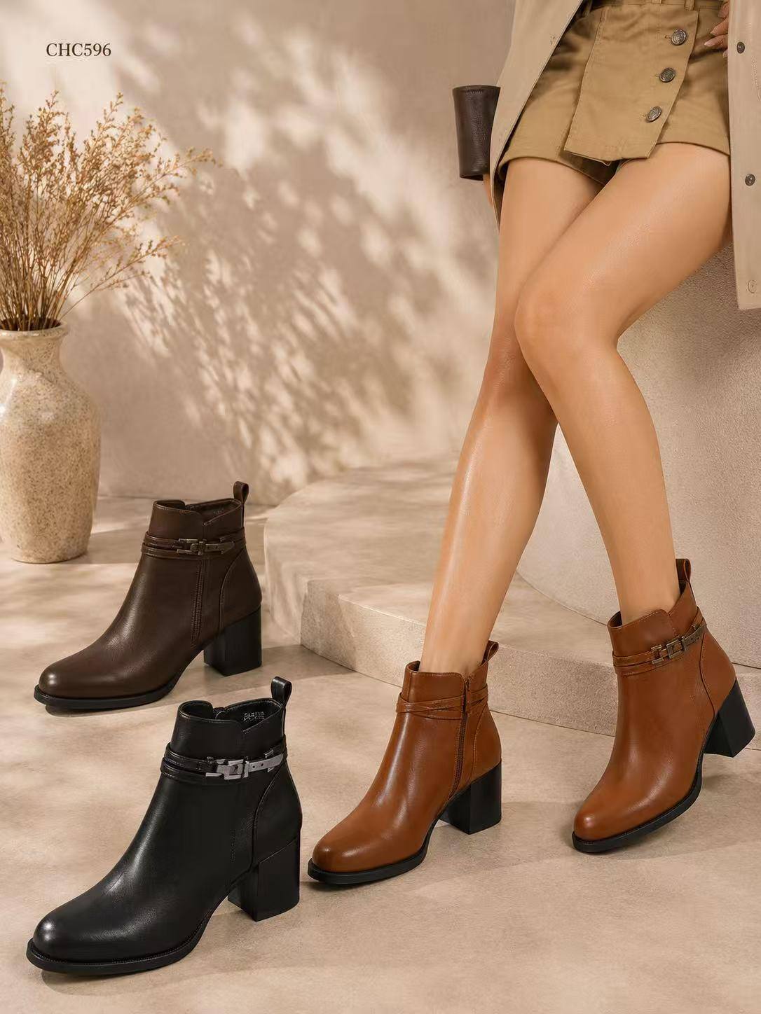 Grossiste CHC SHOES - Bottines à Talon Bloc Moyen et Bride Cheville à Plaque Métallique