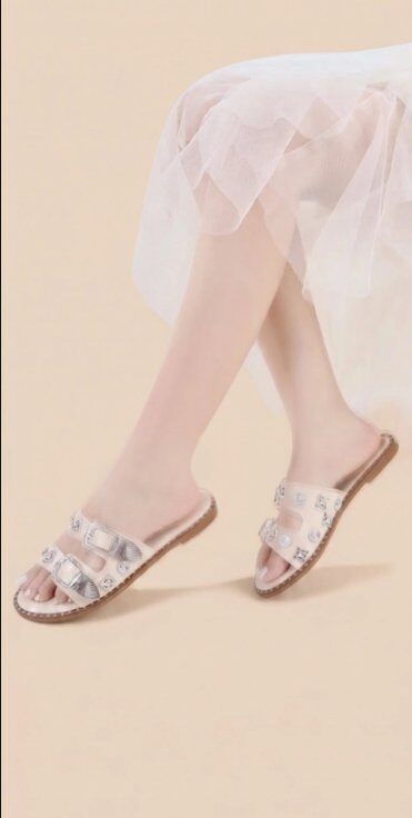Grossiste CHC SHOES - Mules Plates à Découpes Graphiques et Clous Métalliques