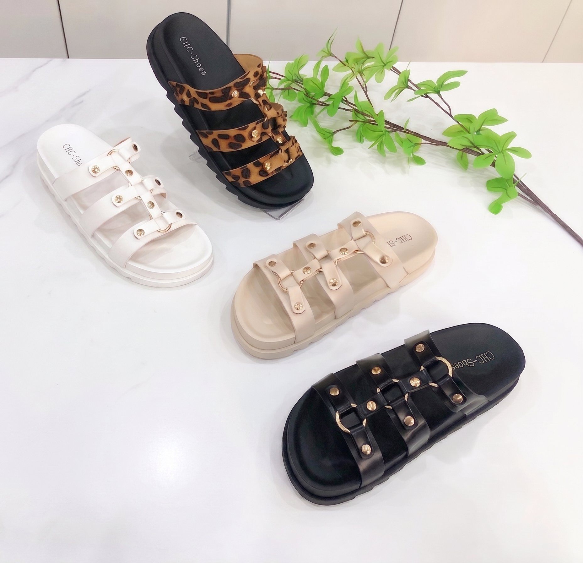 Grossiste CHC SHOES - Sandales Chunky à Multi-Brides et Clous Dorés