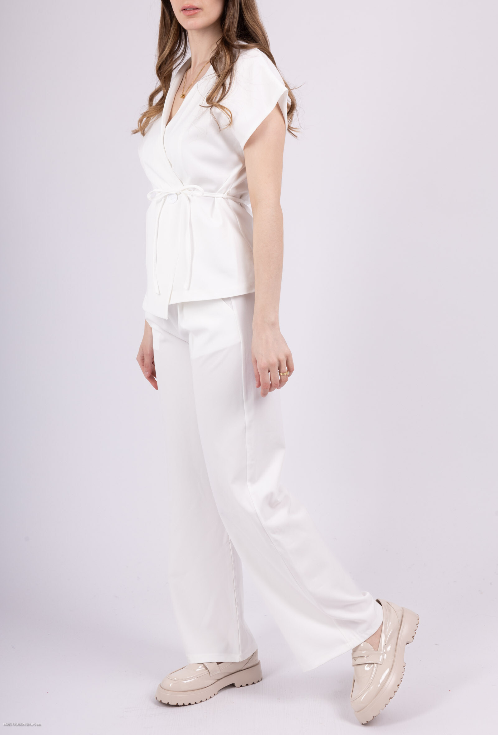 Soyez à la pointe de la mode avec cet ensemble haut débardeur chic, parfait pour un look sophistiqué au bureau ou lors de repas élégants. Conçu avec des matériaux de haute qualité, ce débardeur allie confort et style. Sa coupe élégante et moderne, associée à des détails raffinés, fait de cet ensemble un incontournable pour toute occasion. Portez-le avec un pantalon tailleur ou une jupe élégante pour un style impeccable, et laissez-vous remarquer grâce à sa touche contemporaine.