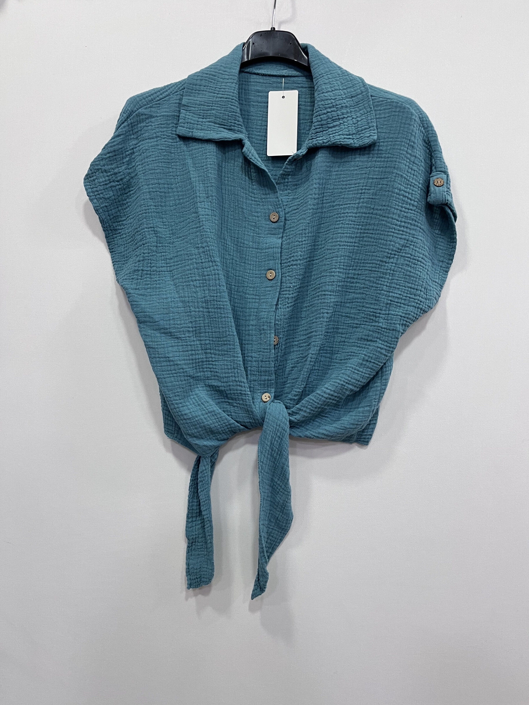 Adopt the essential part of the season: the cotton gauze t-shirt shirt. Ultra soft, breathable and naturally crumpled, it combines the comfort of a t-shirt and the structured style of a light shirt. Perfect for hot days or casual chic looks, it is worn as well open to a tank top as closed in solo.