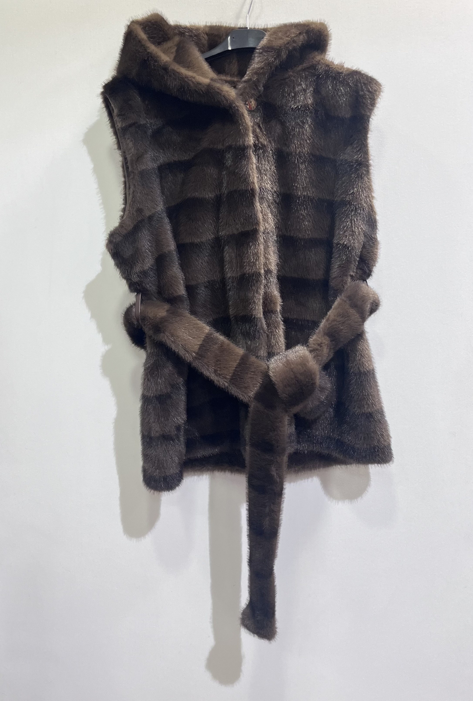 Length 72cm. Sleeveless polyester coat with a faux fur effect, perfect for spring, guaranteed elegance, imported from China.