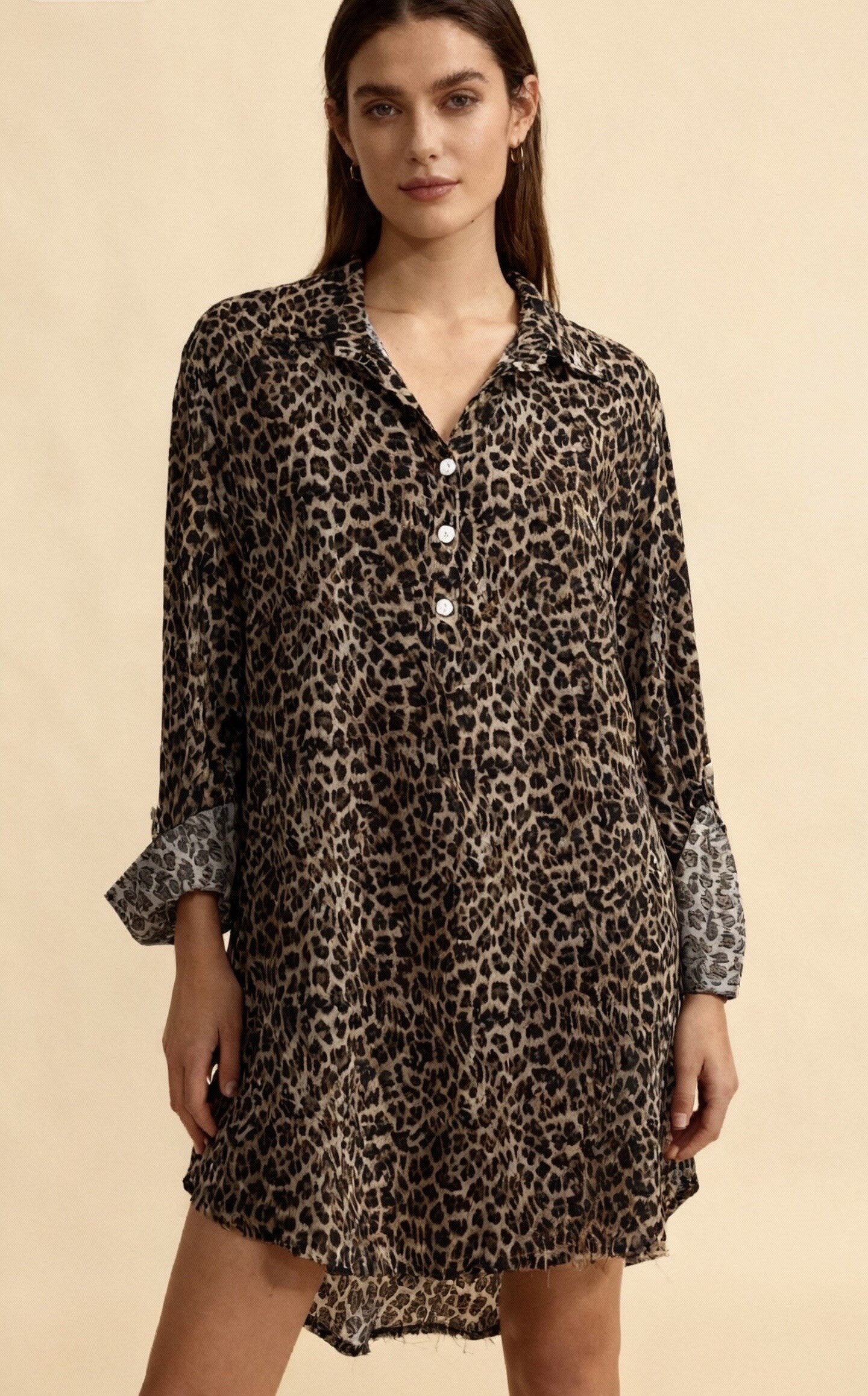 Longueur 82-92cm, Longueur manche 61cm, Largeur aisselle 58cm. Chemise Mini Léopard, viscose élastique, idéale pour l'automne, fabriquée en Italie. Confort et style saisonnier assurés.