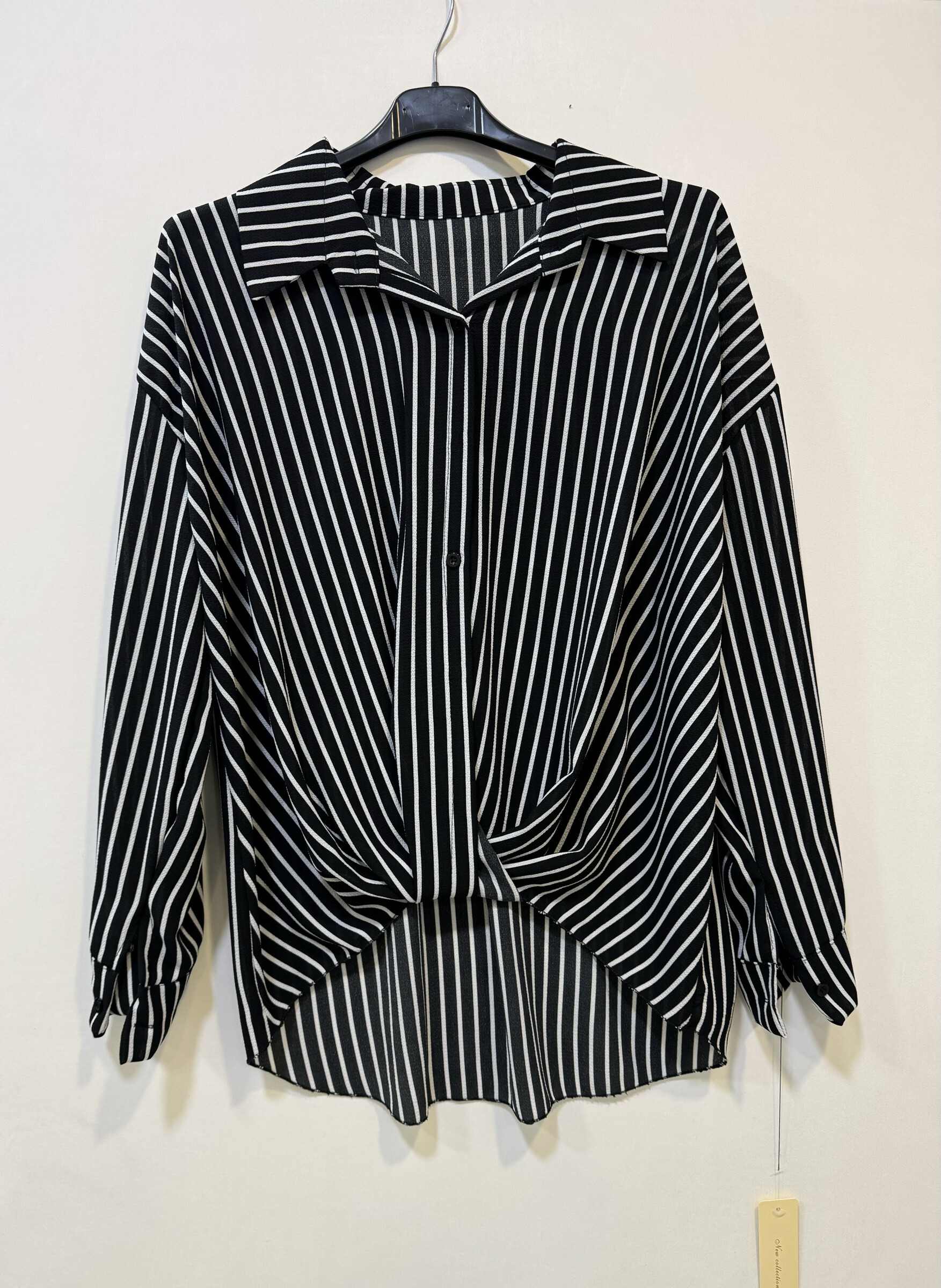 Wholesaler CHEN MODE - Elegant striped shirt: an timeless classic for all styles