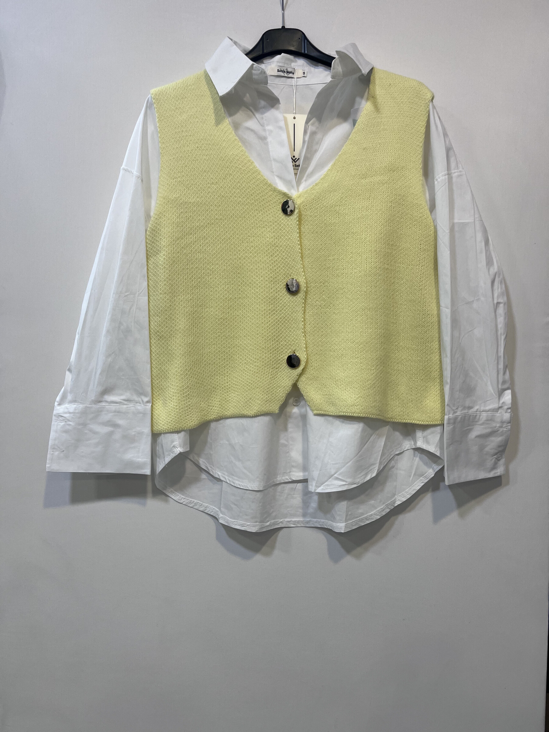 Wholesaler CHEN MODE - Small sleeveless sweater - softness and elegance