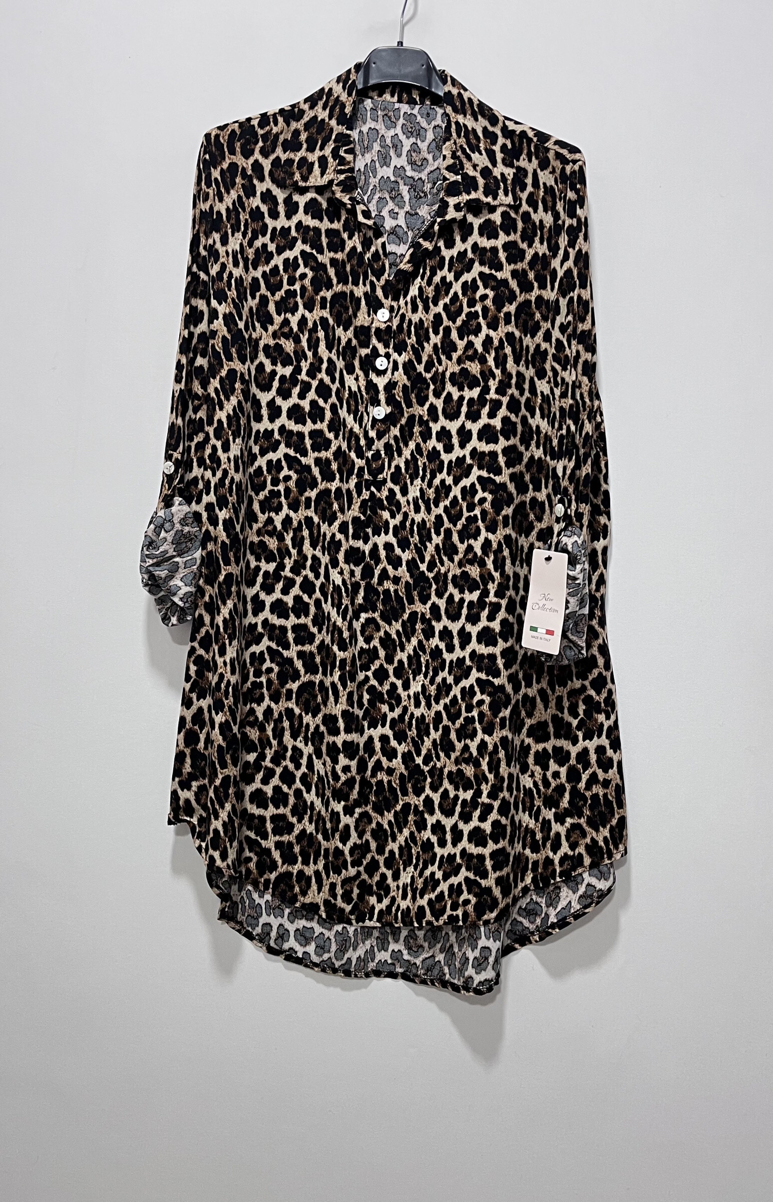 Longueur 82-92cm, Longueur manche 61cm, Largeur aisselle 58cm. Chemise Léopard Sauvage, viscose élastique, confort automnal, fabriquée en Italie pour une touche d'élégance sauvage.