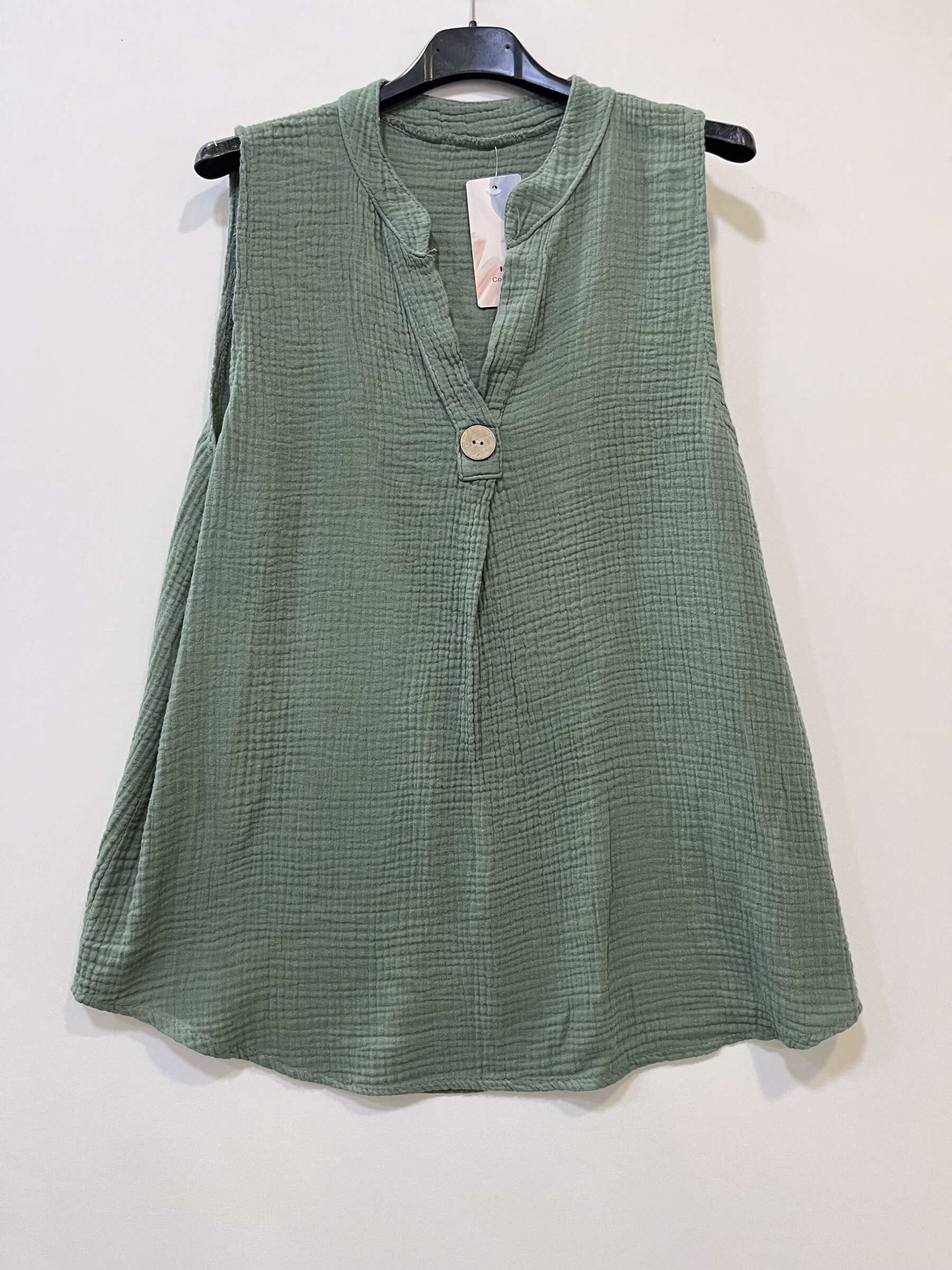 Let yourself be seduced by the sweetness and natural elegance of this cotton gauze tank top, an essential of the season. Its simple and fluid cut highlights your silhouette while ensuring an unrivaled feeling of lightness. The cotton gauze fabric, breathable and slightly textured, brings a bohemian and authentic touch to your look. Perfect to wear alone during sunny days or superimposed under a jacket for a relaxed and trendy style.