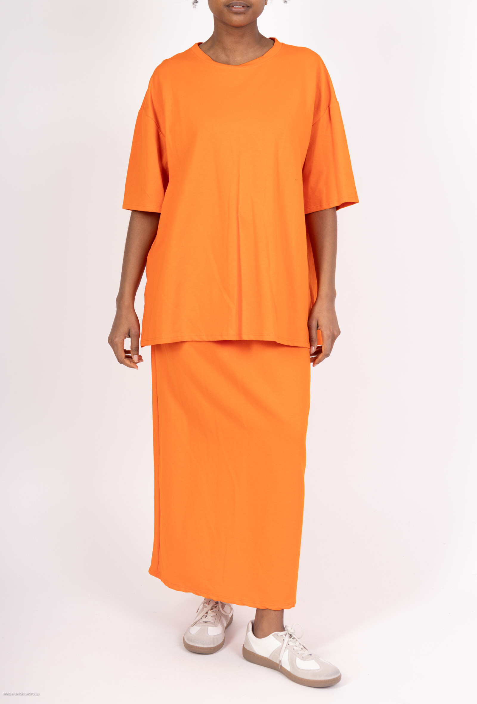 Affichez un style unique avec l'Ensemble Tee-shirt Jupe Modèle Pépite. Ce duo incontournable combine le confort d'un tee-shirt simple et la féminité d'une jupe élégante, créant une silhouette à la fois moderne et sophistiquée. Le tee-shirt au design épuré se marie parfaitement avec la jupe au tissu fluide, offrant un ensemble à la fois décontracté et chic. Parfait pour une journée au bureau ou une sortie entre amis, cet ensemble est l'option idéale pour celles qui recherchent à la fois confort et style. Un modèle pépite à adopter sans hésitation !