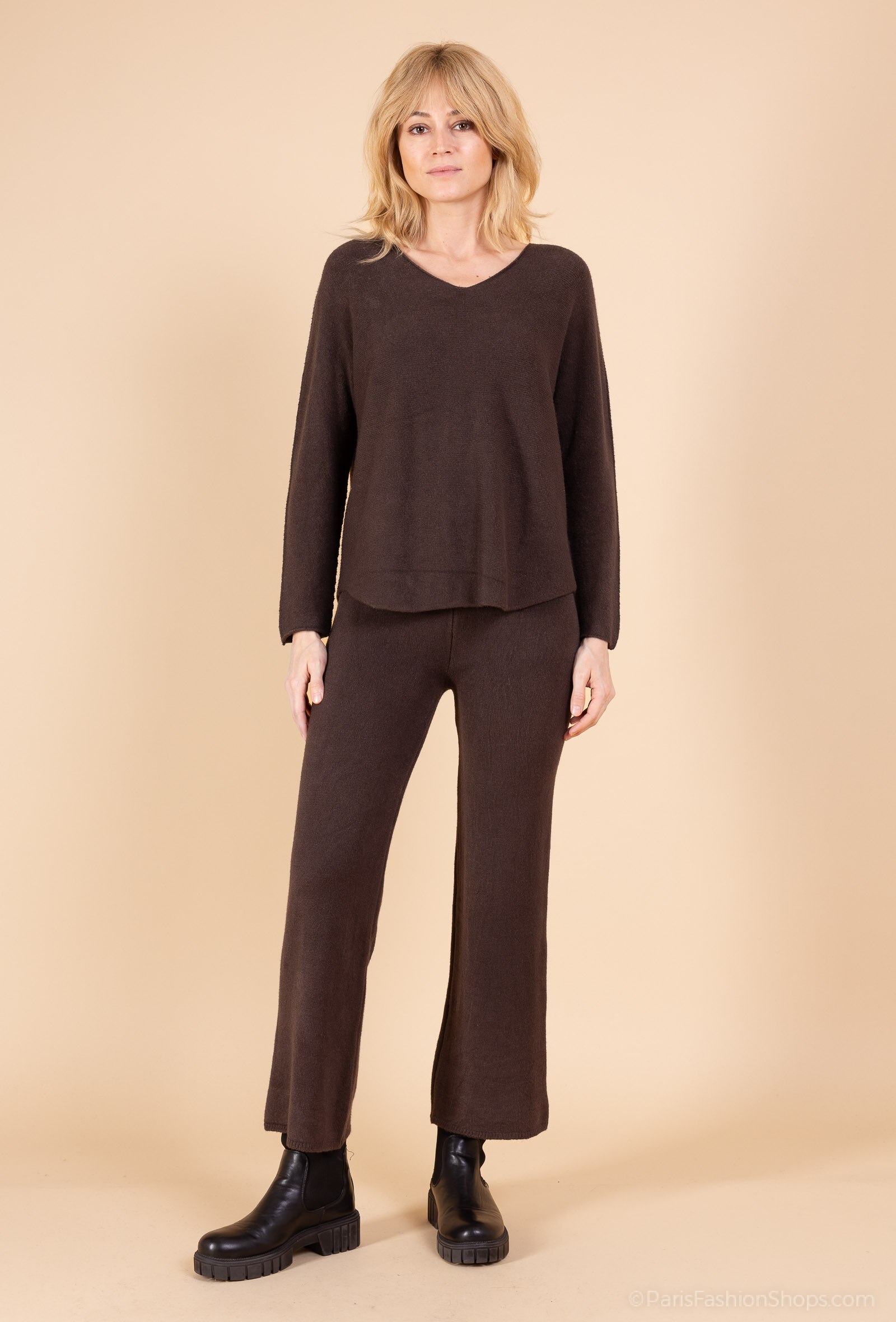 Haut : Longueur 56cm, Longueur manche 56cm, Largeur aisselle 52-80cm.
Bas : Longueur 106cm, Longueur d'entrejambe 75cm, Largeur hanche 40-85cm.
Ensemble Col V Confort, idéal pour l'automne/hiver, fabriqué en Italie. Composé de viscose, PBT et nylon, parfait pour un confort quotidien.