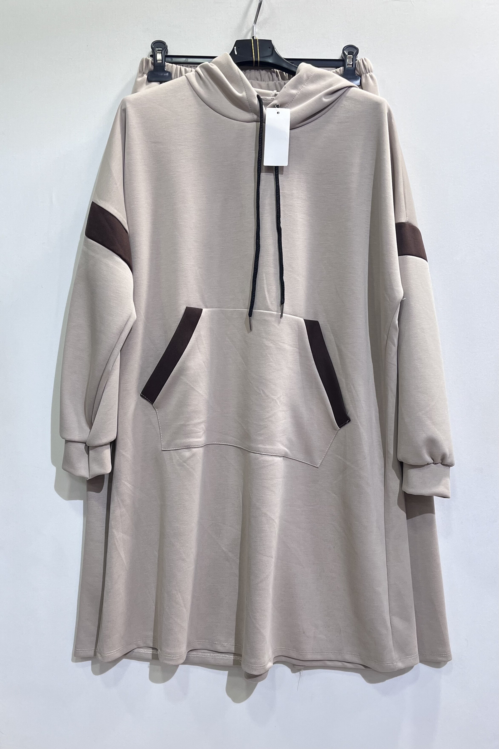 Top: Length 99cm, Sleeve length 65cm, Underarm width 68-71cm. Pants: Length 102cm, Inseam length 69cm, Hip width 60-75cm. Women's sweatshirt and pants set, 95% polyester, 5% elastane, perfect for spring/summer 2026, combining style and comfort.
