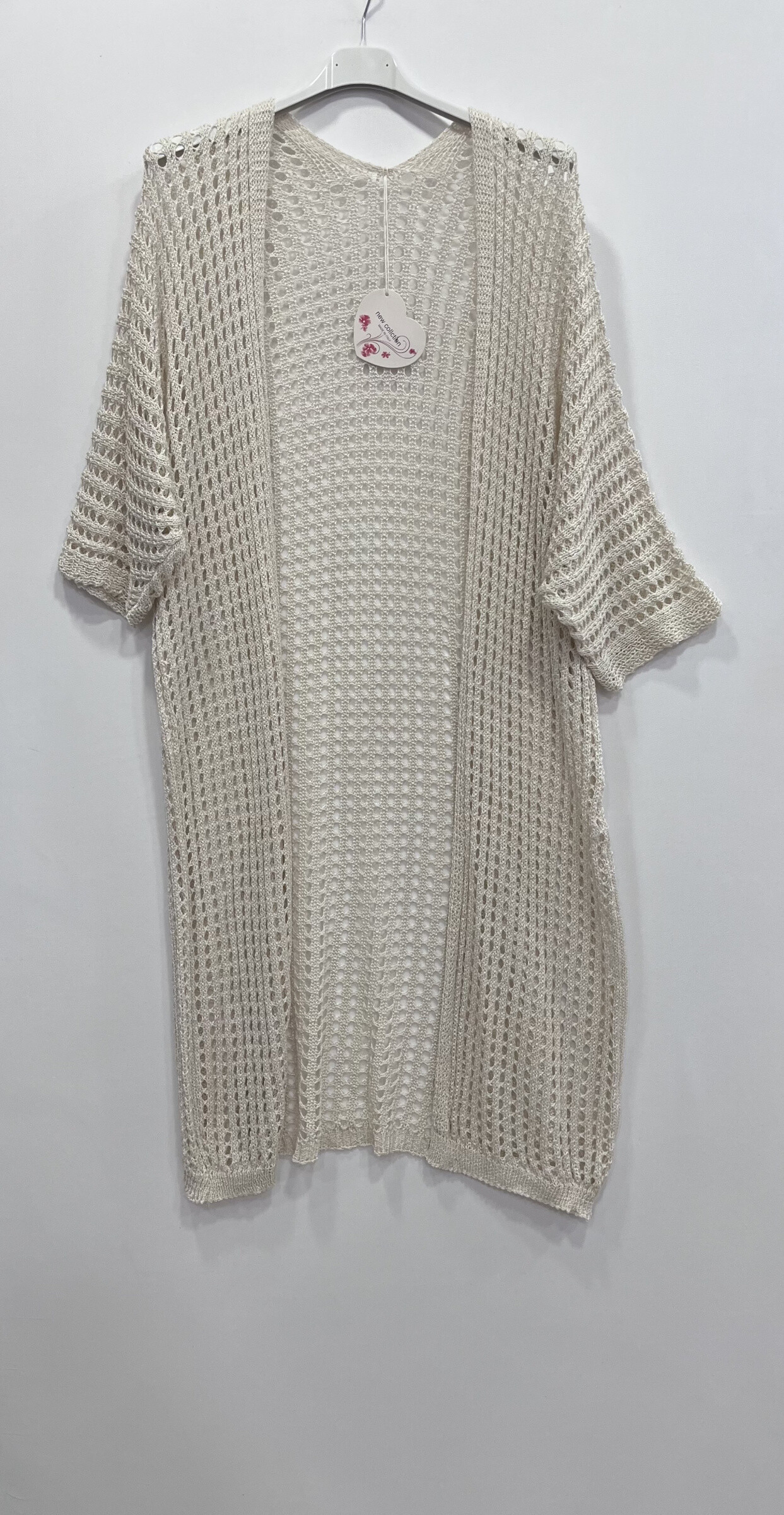 Long from the center about 102cm
Length from shoulders about 108cm
Sleeve length about 50cm
Landlin width approximately 64cm
Fresh, daring and ultra-trendy, the 