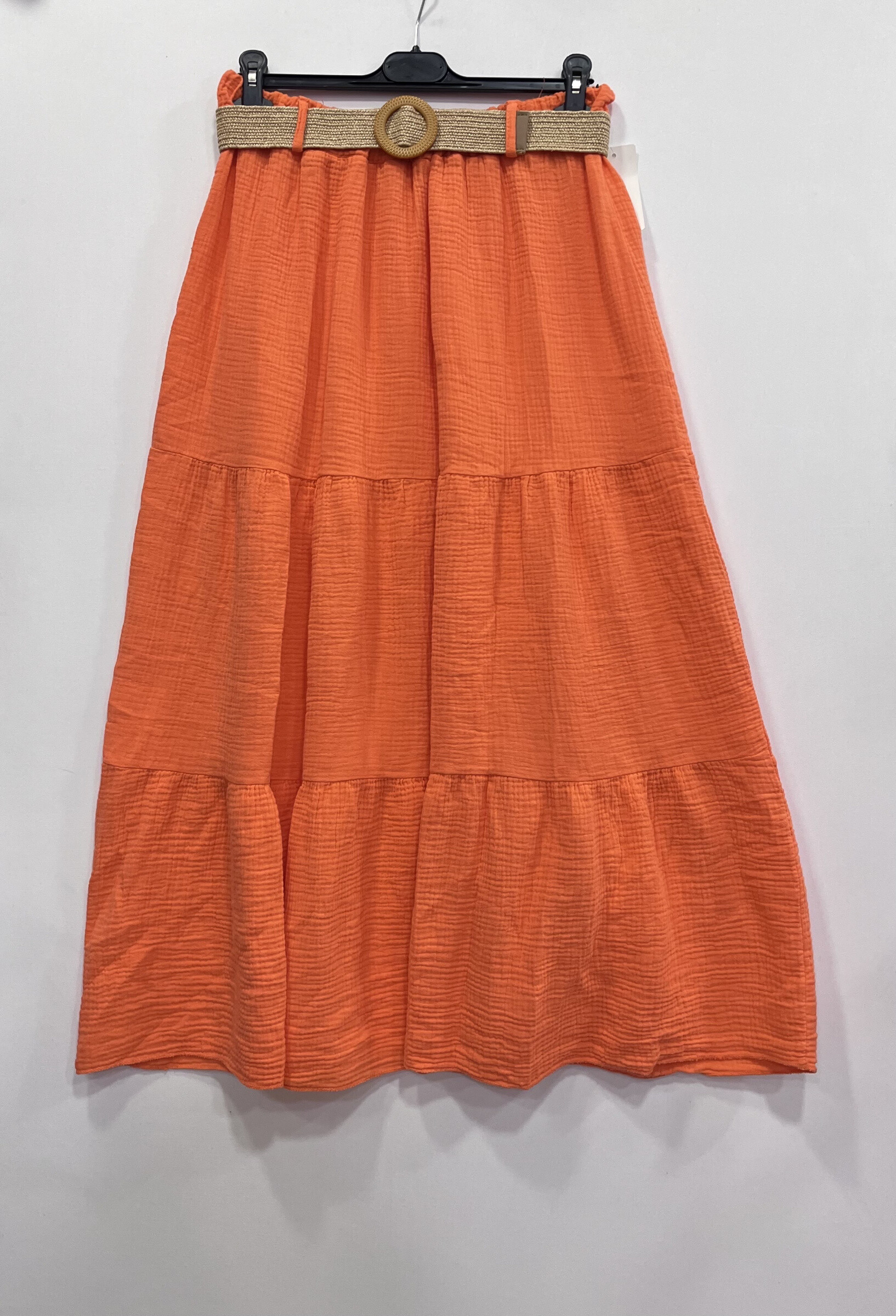 The three -story cotton gauze skirt is the perfect piece for a fluid, airy and female look. Made of gentle and breathable cotton gauze, it offers a naturally flared fall thanks to its bunk ruffles. Its bohemian chic style adapts to all occasions: in town, at the beach, or in Slow Life mode.