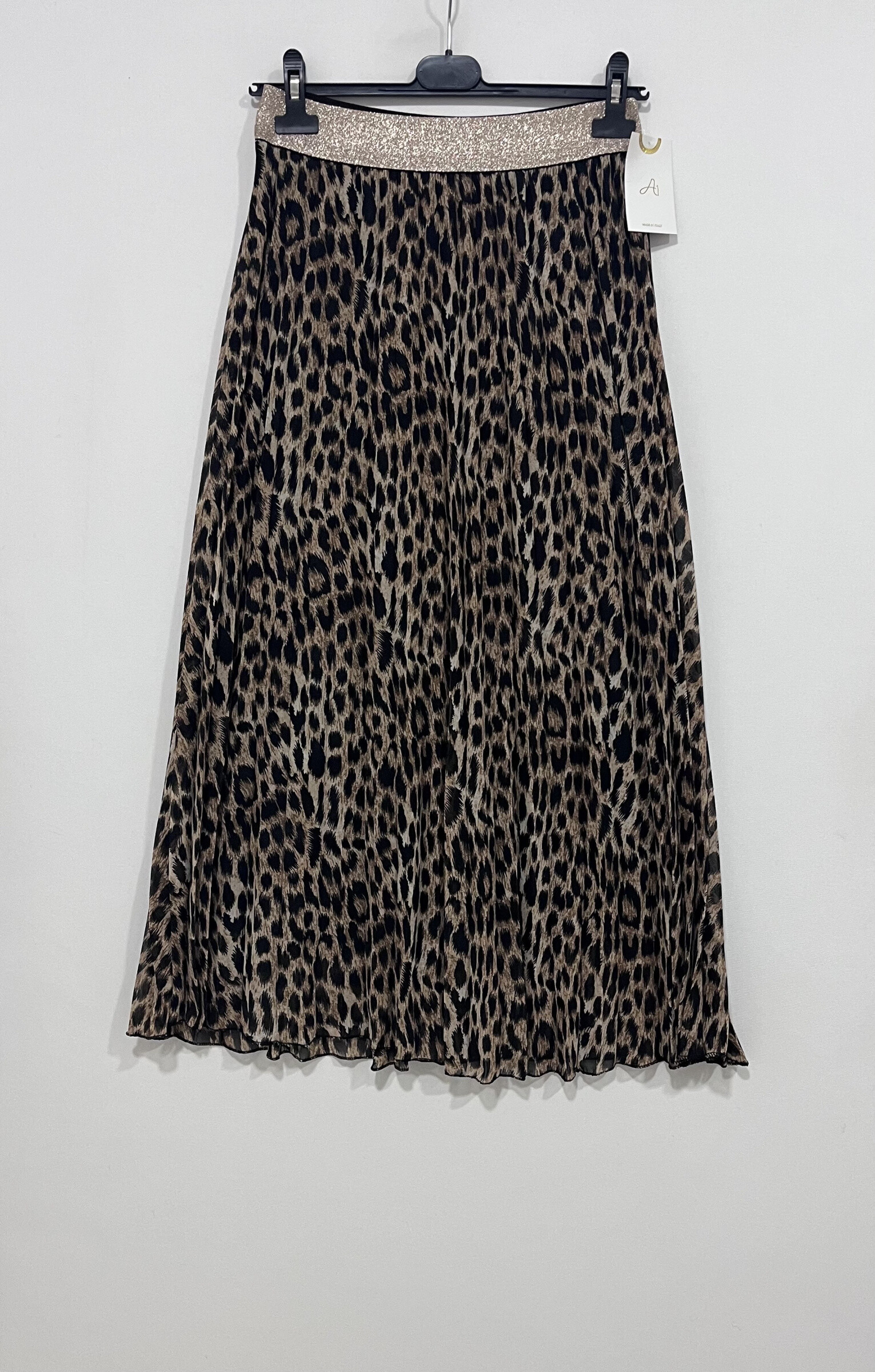 Longueur 90cm, Largeur 34-52cm. Jupe plissée léopard en polyester, fabriquée en Italie pour l'automne/hiver 2025. Chic et versatile.
