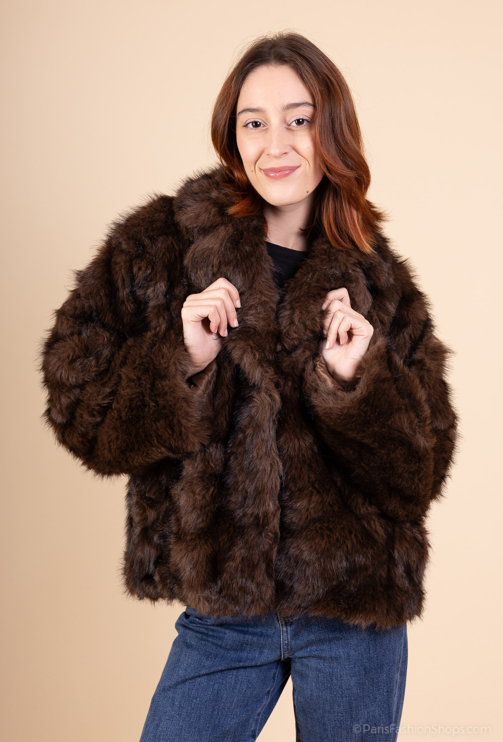 Longueur 61cm, Longueur manche 65cm, Largeur aisselle 60cm (taille S/M). Manteau court en polyester, idéal pour l'hiver, fabriqué en Chine. Parfait pour femme cherchant élégance et chaleur.