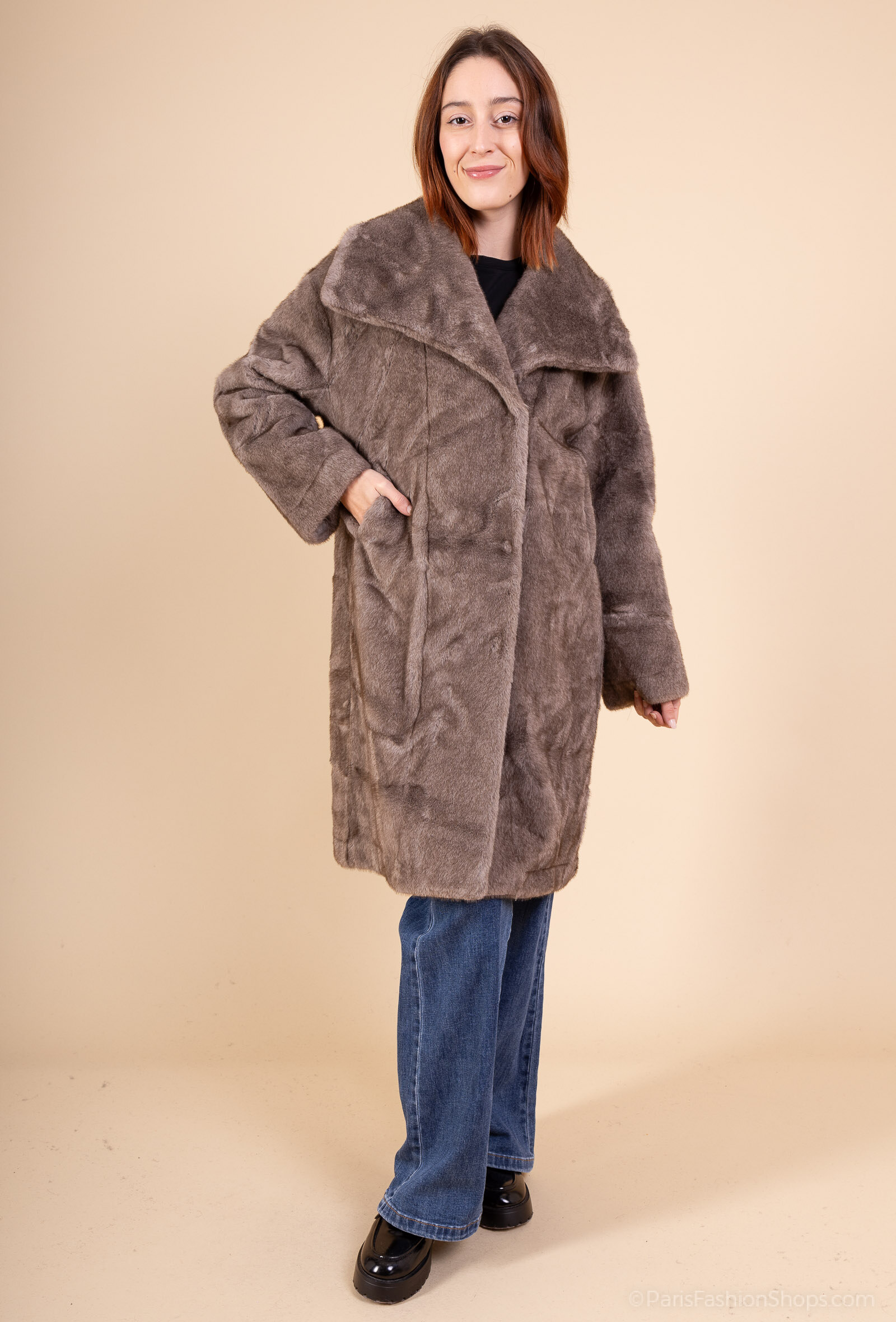 Longueur 103cm, Longueur manche 60cm, Largeur aisselle 62cm. Manteau élégant en polyester, parfait pour l'hiver, fabriqué en Chine. Conçu pour les femmes, collection Automne/Hiver 2025/2026.