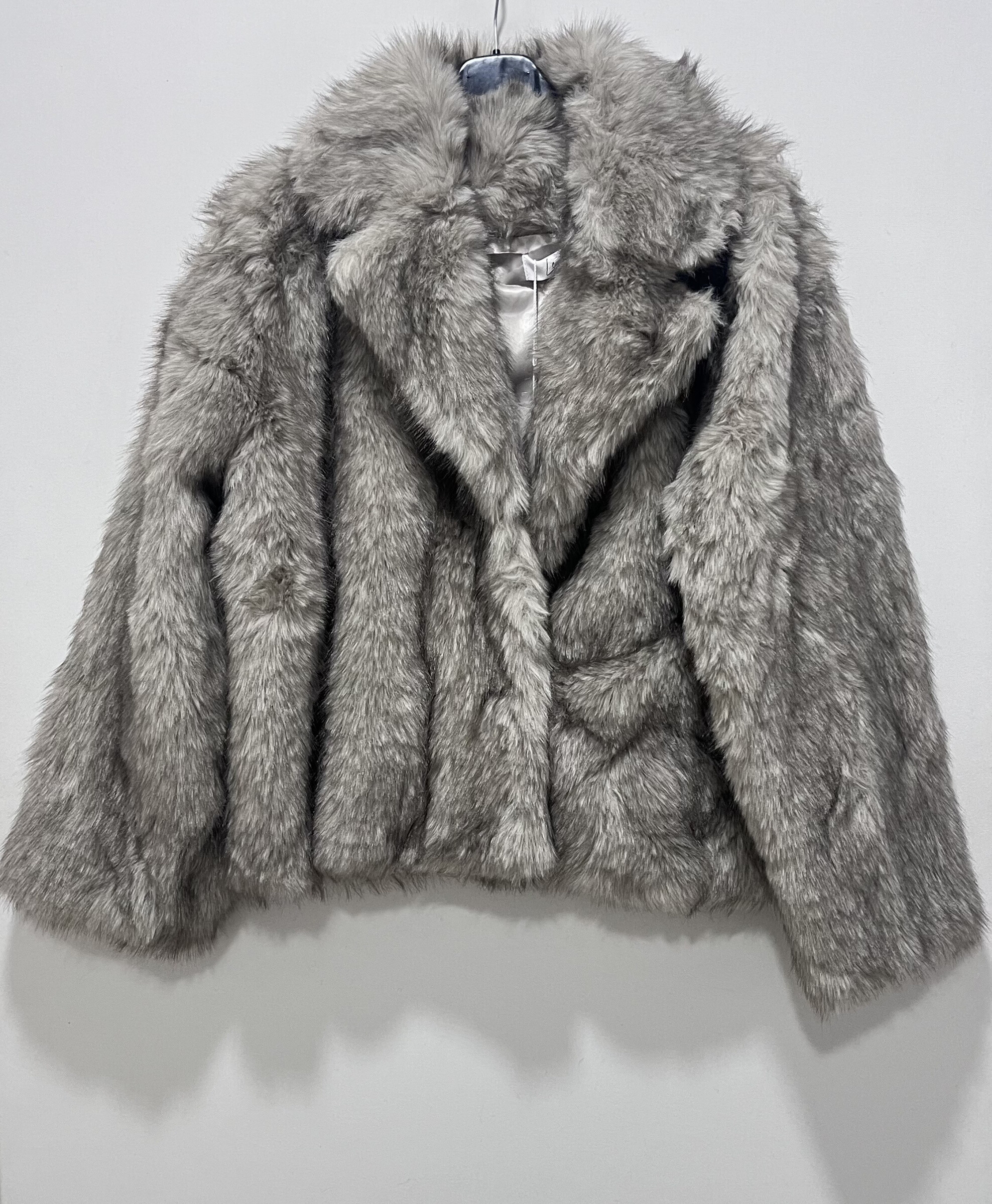 Longueur 61cm, Longueur manche 65cm, Largeur aisselle 60cm (taille S/M). Manteau court en polyester, idéal pour l'hiver, fabriqué en Chine. Parfait pour femme cherchant élégance et chaleur.