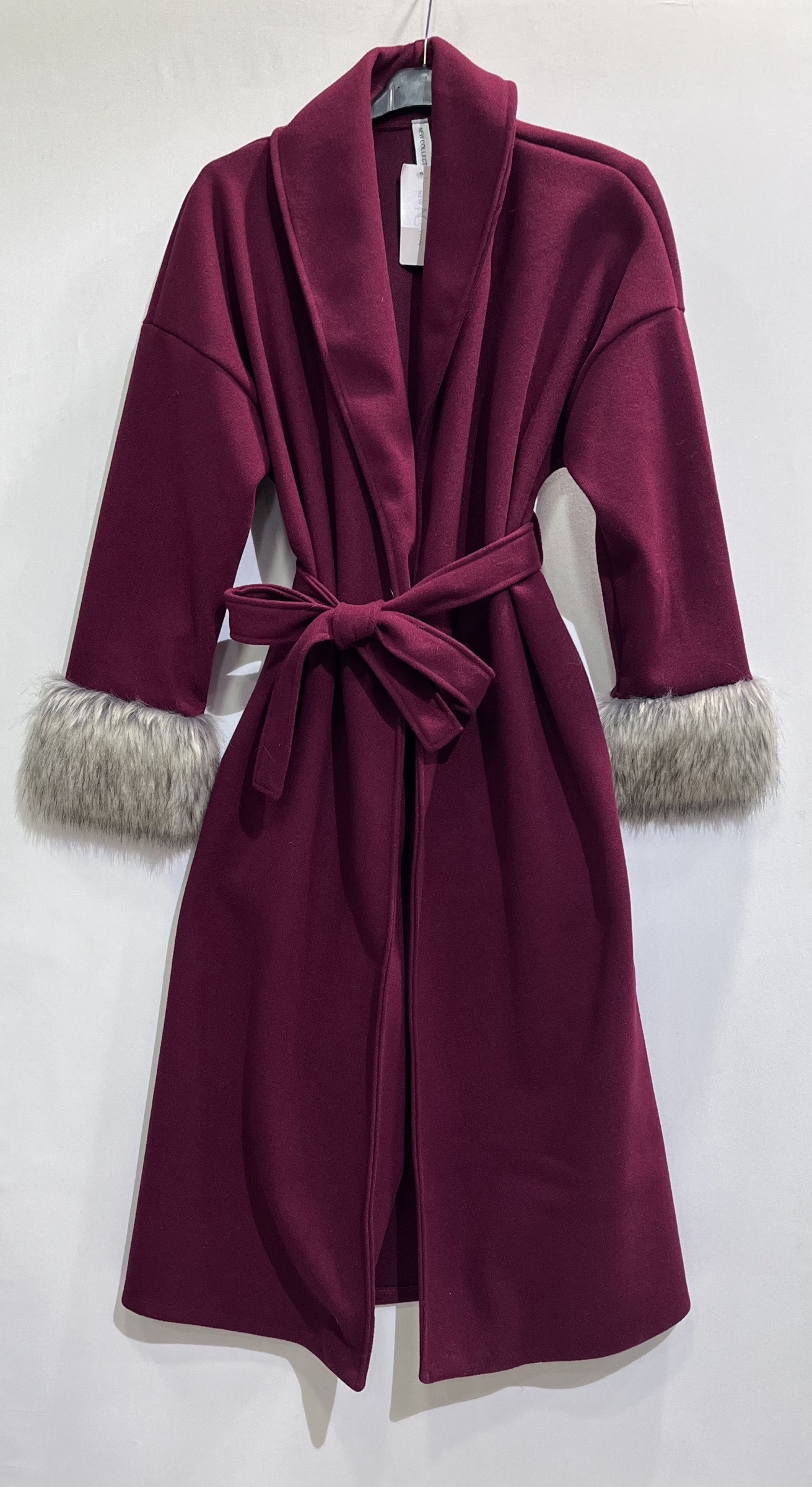 Length 120cm, Sleeve length 63cm, Underarm width 63cm. Elegant women's coat in polyester, with practical pockets and fur details on the sleeves, perfect for winter 2025.