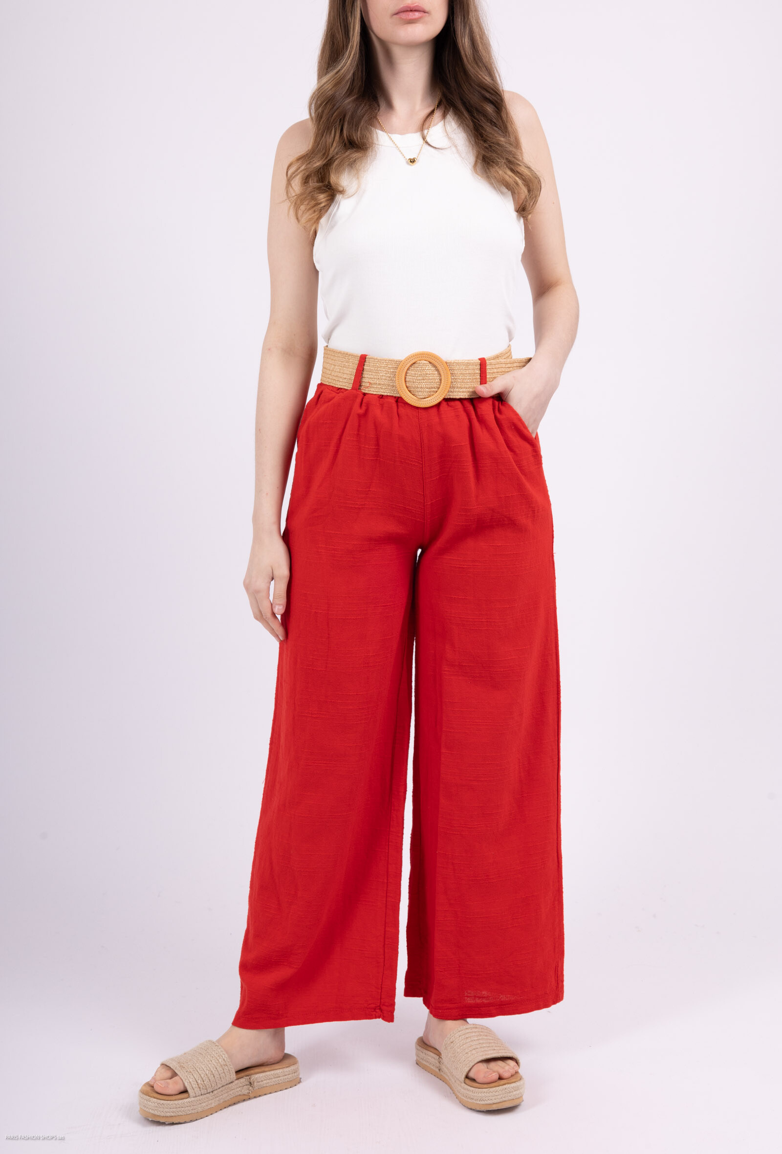 Offrez à vos journées une touche de confort et de style avec notre Pantalon en Coton avec Ceinture, une pièce incontournable pour allier aisance et sophistication. Conçu dans un coton doux et respirant, ce pantalon vous garantit une sensation agréable tout au long de la journée, tout en offrant une coupe moderne qui flatte toutes les silhouettes. Sa ceinture ajustable ajoute une dimension supplémentaire de confort et permet de personnaliser l'ajustement à votre morphologie.