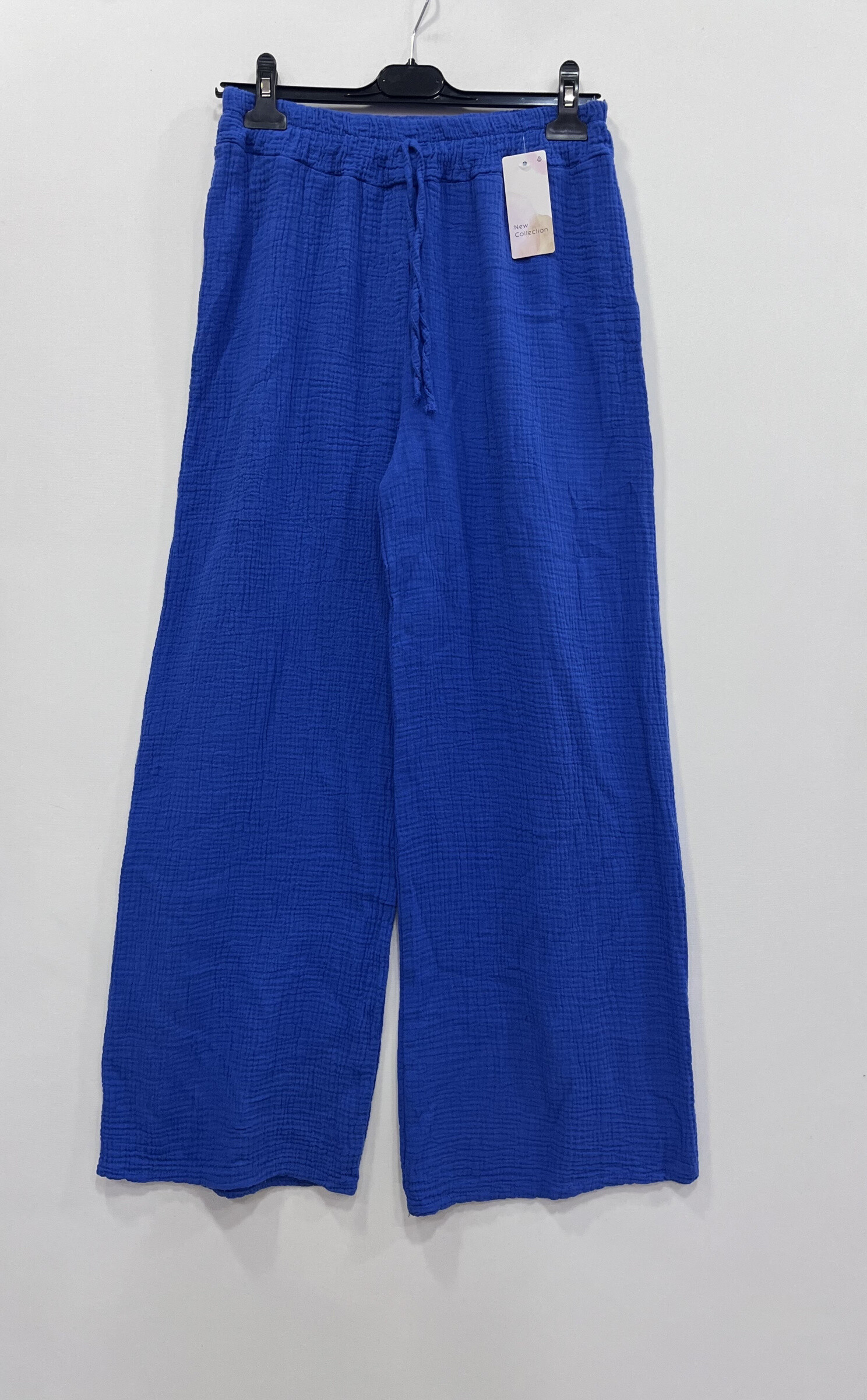 The perfect pants to combine relaxed style and absolute comfort ☁️
Made of soft and light cotton gauze, this model is ideal for sunny days or cocooning moments.

Elastic size for comfortable support, without constraint
Ample and fluid cut that follows your movements lightly
Breathable and natural fabric, perfect for the spring season ⁄ summer
Bohemian look, minimalist or casual according to the association
To wear with a simple tank top, a matching gauze t-shirt or even a crop top.
A basic chic and easy to live, to adopt without hesitation!