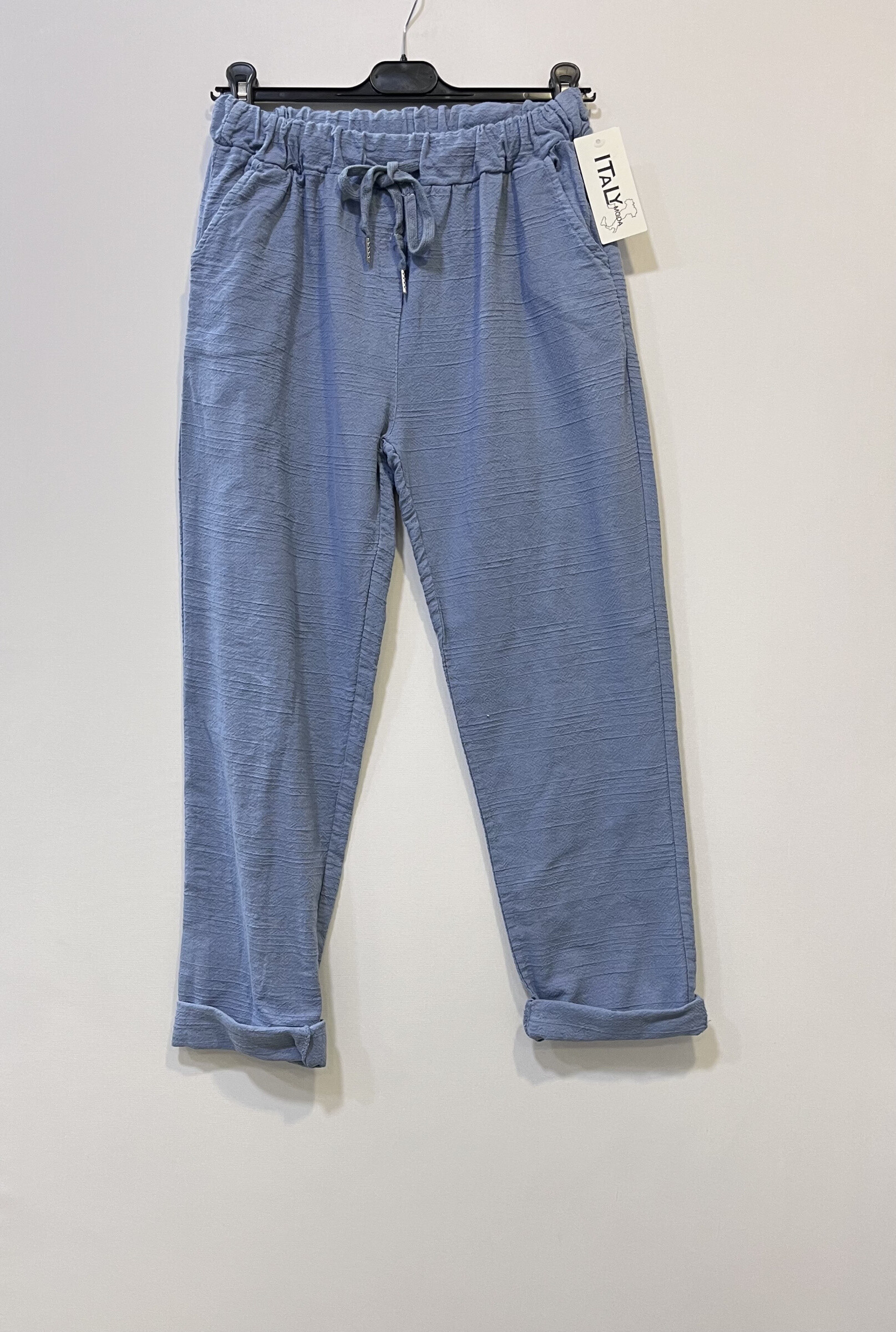 Adoptez un style simple et confortable avec ce pantalon en coton à taille réglable. Sa coupe fluide et son tissu doux offrent une liberté de mouvement optimale, tandis que la taille ajustable assure un fit personnalisé, parfait pour s’adapter à toutes les morphologies. Ce pantalon allie confort et praticité, idéal pour un look décontracté tout en restant tendance. Parfait pour vos moments de détente ou pour un style quotidien facile à porter, il devient un indispensable de votre garde-robe.