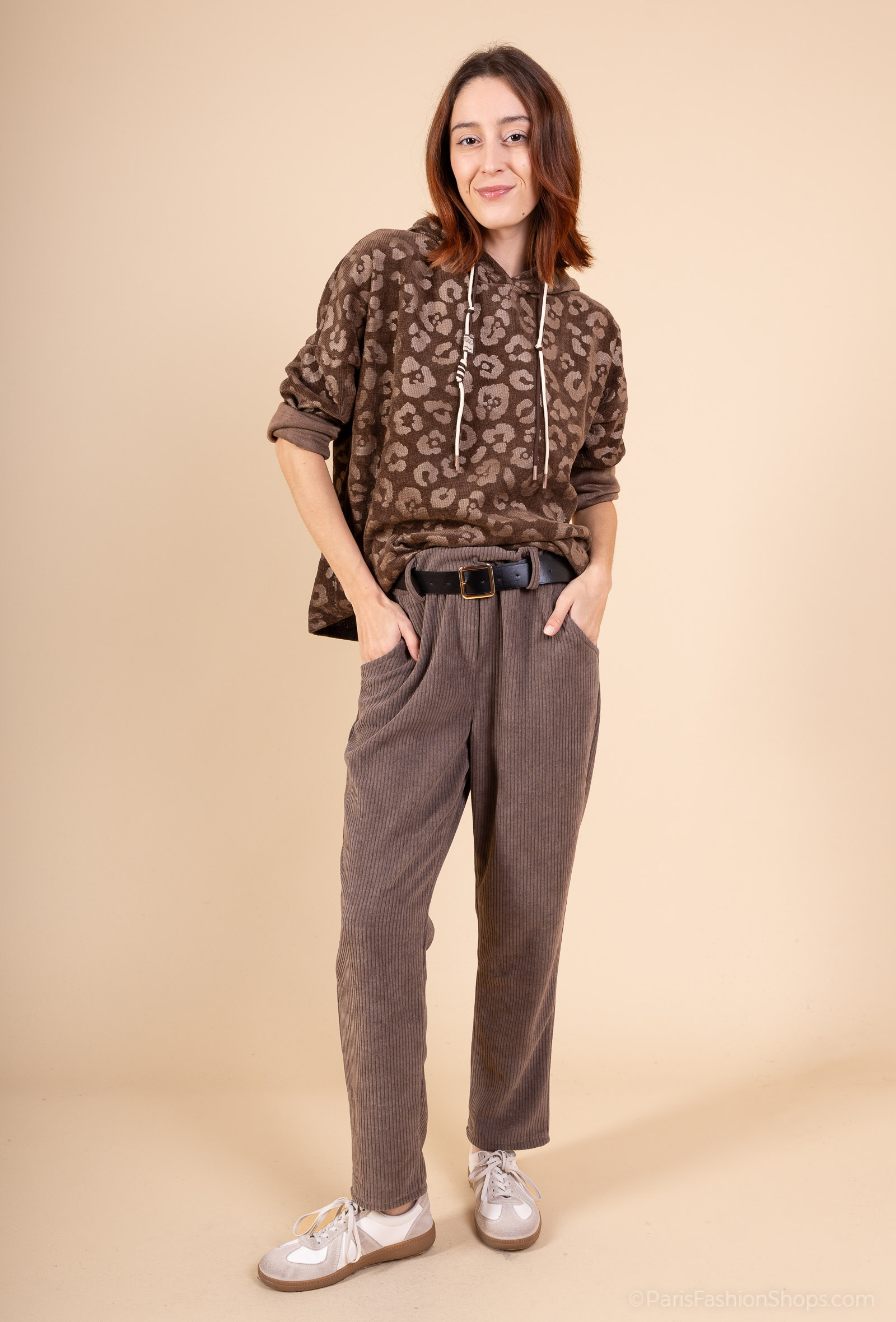 Longueur 101cm, Longueur d'entrejambe 70cm, Largeur hanche 56cm. Pantalon en velours côtelé d'Italie, idéal pour l'automne, allie confort (95% polyester, 5% élasthanne) avec une ceinture chic.