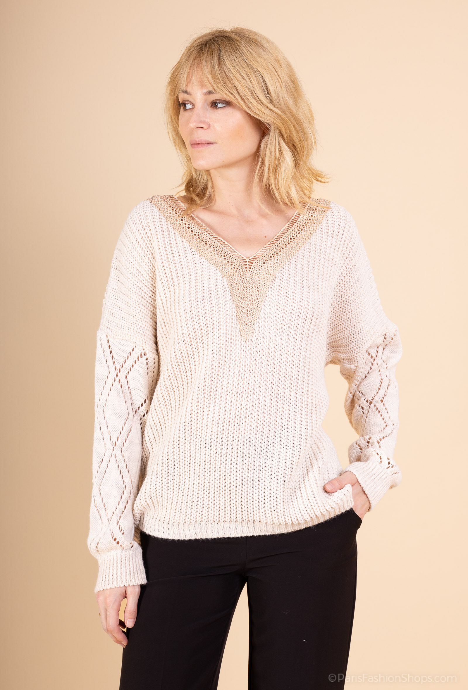 Longueur 65cm, Longueur manche 64cm, Largeur aisselle 64-82cm. Pull Col Orné en acrylique doux, 5% élasthanne, conçu en Italie. Idéal pour l'automne, apportez une touche chic à votre garde-robe.