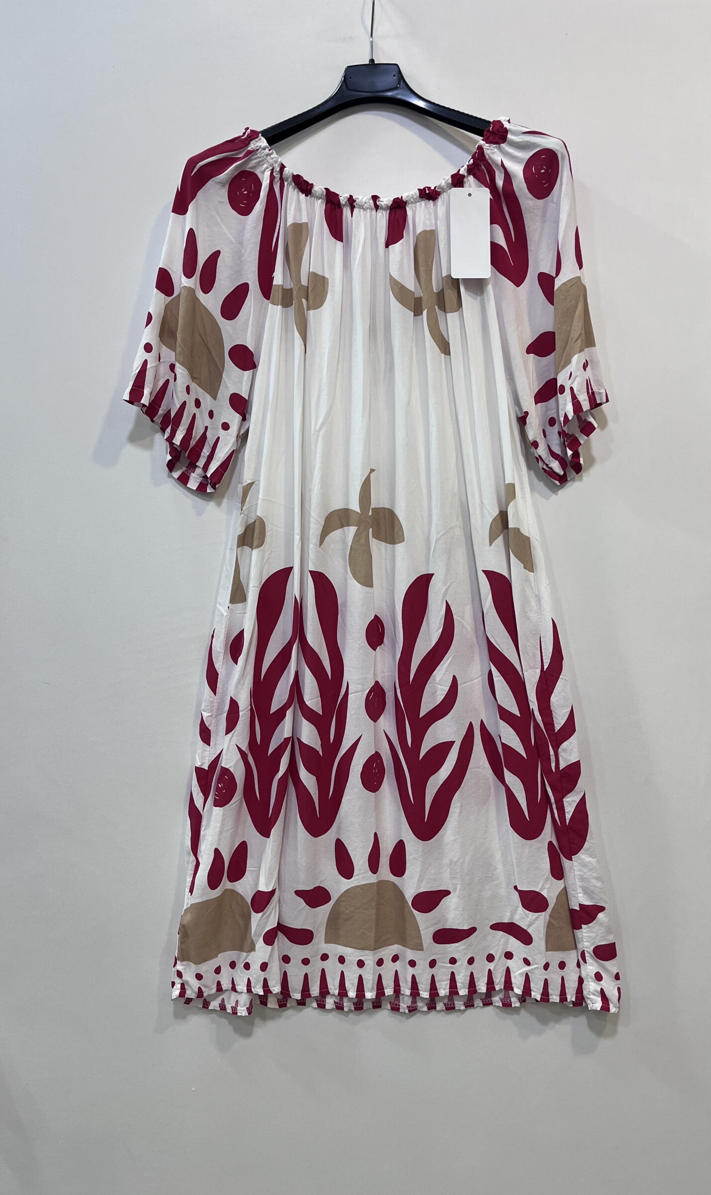Length 90cm
55cm armpit width
Let yourself be seduced by this dress with elegant patterns and relaxed appearance. Designed in a light and breathable fabric, it does not hold hot and accompanies you with comfort throughout the day. Its fluid cut and its trendy prints make it an easy -to -wear part, ideal for sunny days, outings with friends or moments of relaxation with style.