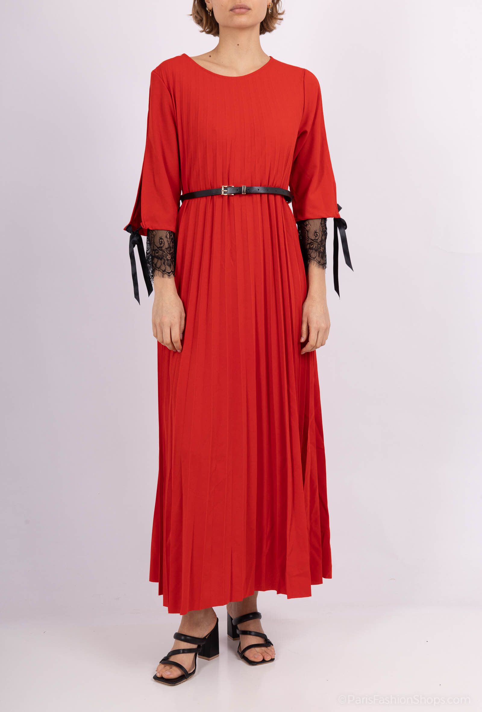 Wholesaler CHEN MODE - Long pleated dress with refined lace on the sleeves